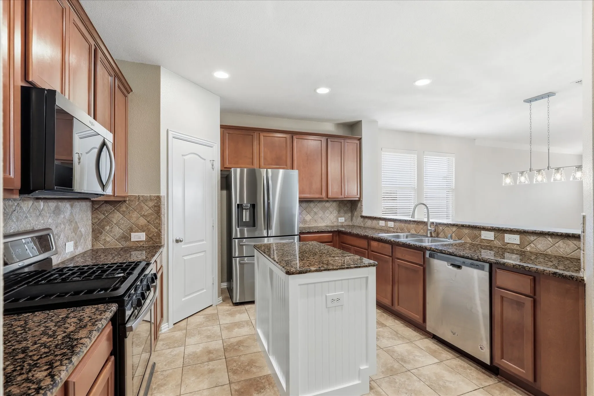 Single Family Residence For Sale in Denton County , 498 Grayson Lane, Lake Dallas, Texas 75065, 3 Bedroom, 2 Bathroom, 2 Garage spaces, 2,176 Sqft, built in 2007, mls#21339301, Real Estate Agent in Lake Dallas, Homes For Sale in Denton county, Homes For Sale in Lake Dallas, Realtor in Lake Dallas Texas, Real Estate Brokerage Independent Realty Texas, Luminita Cordes Realtor