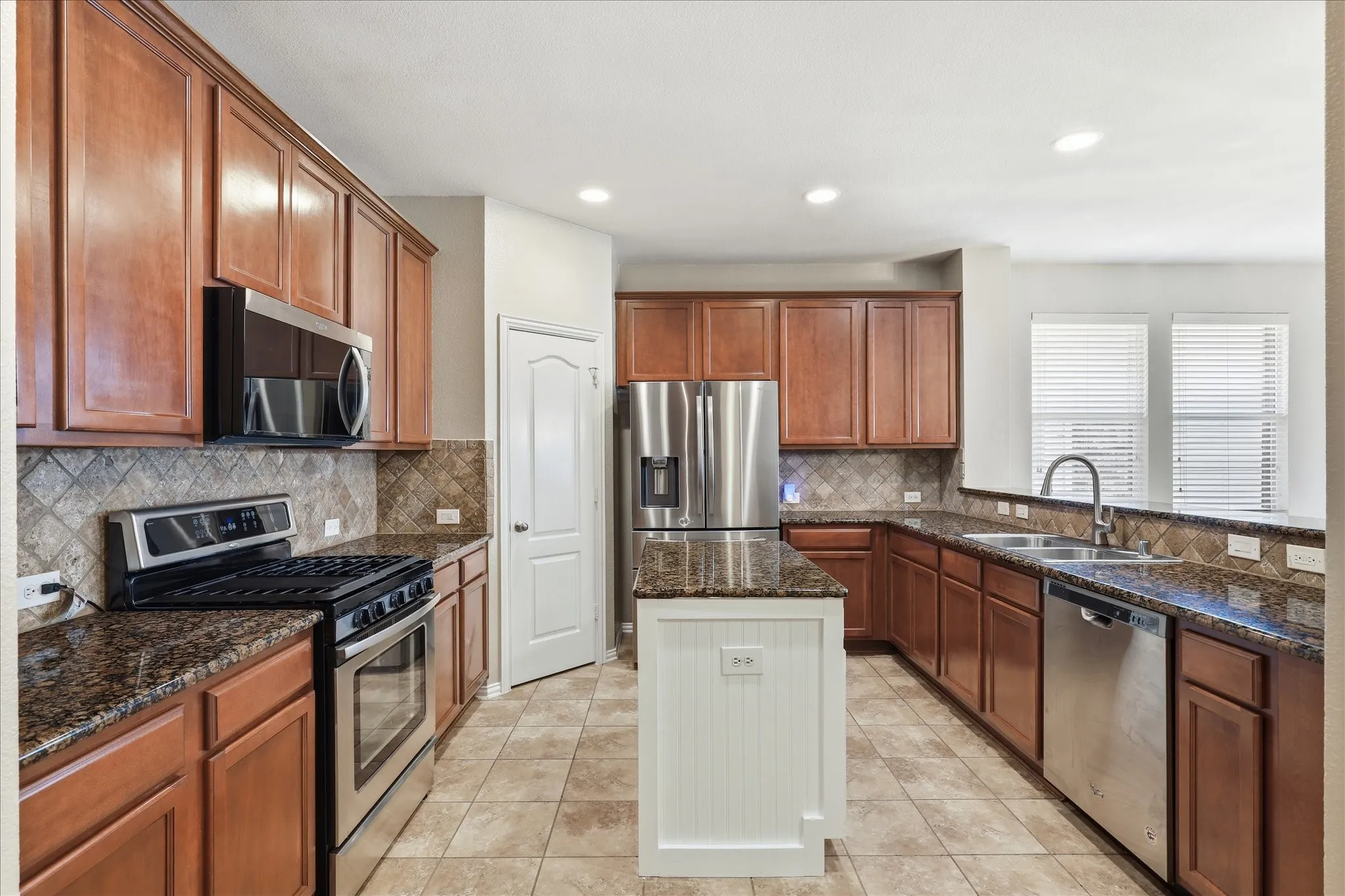 Single Family Residence For Sale in Denton County , 498 Grayson Lane, Lake Dallas, Texas 75065, 3 Bedroom, 2 Bathroom, 2 Garage spaces, 2,176 Sqft, built in 2007, mls#21339301, Real Estate Agent in Lake Dallas, Homes For Sale in Denton county, Homes For Sale in Lake Dallas, Realtor in Lake Dallas Texas, Real Estate Brokerage Independent Realty Texas, Luminita Cordes Realtor