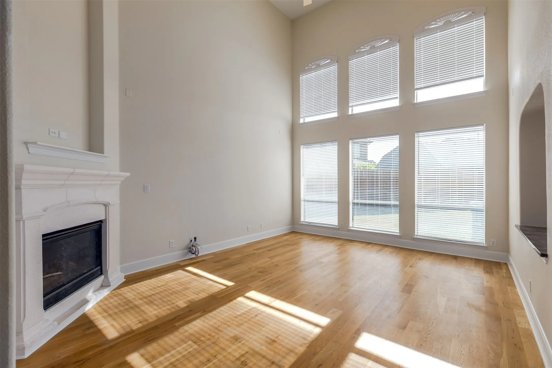  Living room with abundant light and high ceiling