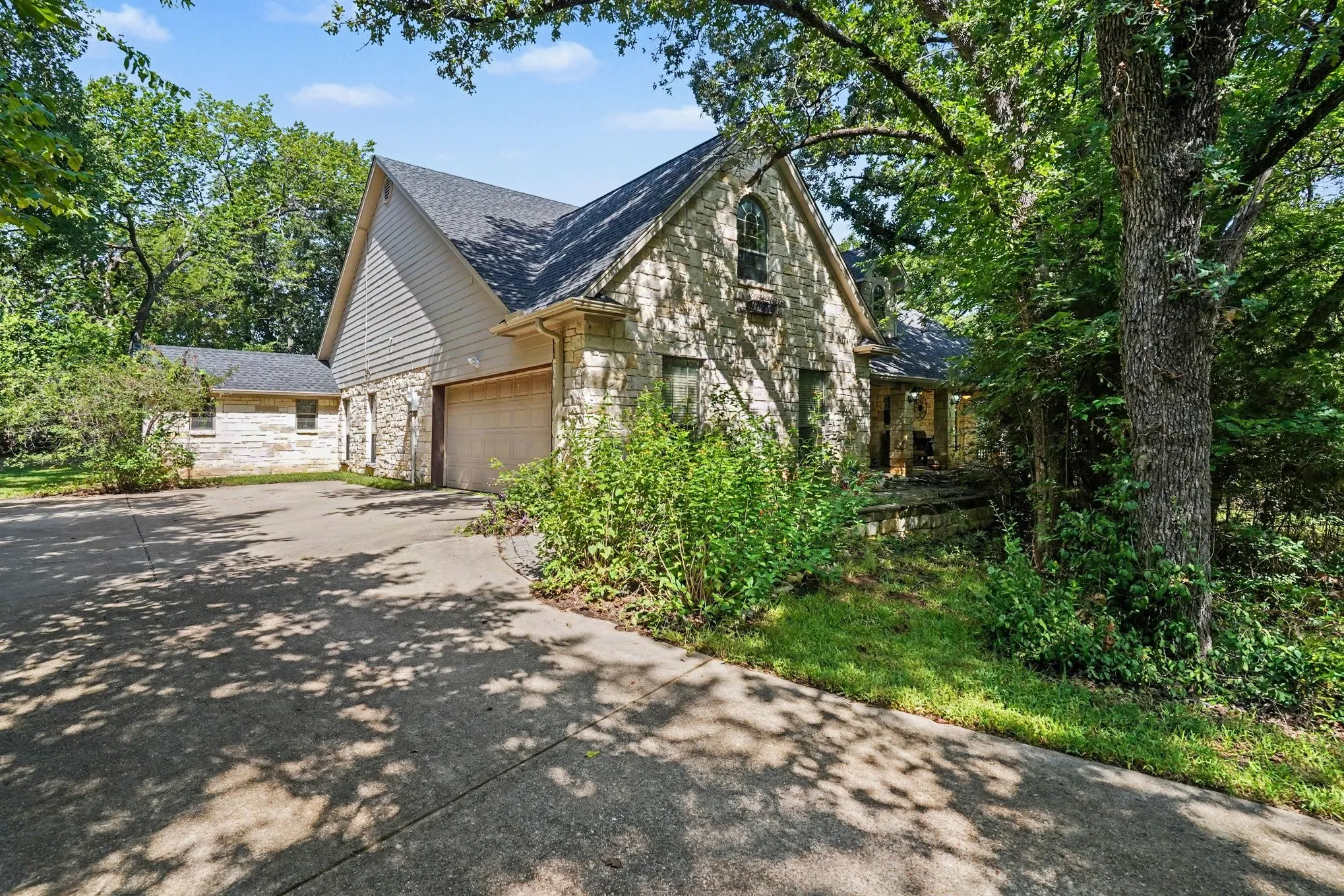 Single Family Residence For Sale in Tarrant County , 126 Willow Creek Circle, Mansfield, Texas 76063, 4 Bedroom, 3 Bathroom, 2 Garage spaces, 2,613 Sqft, built in 2004, mls#21339536, Real Estate Agent in Mansfield, Homes For Sale in Tarrant county, Homes For Sale in Mansfield, Realtor in Mansfield Texas, Real Estate Brokerage Independent Realty Texas, Luminita Cordes Realtor