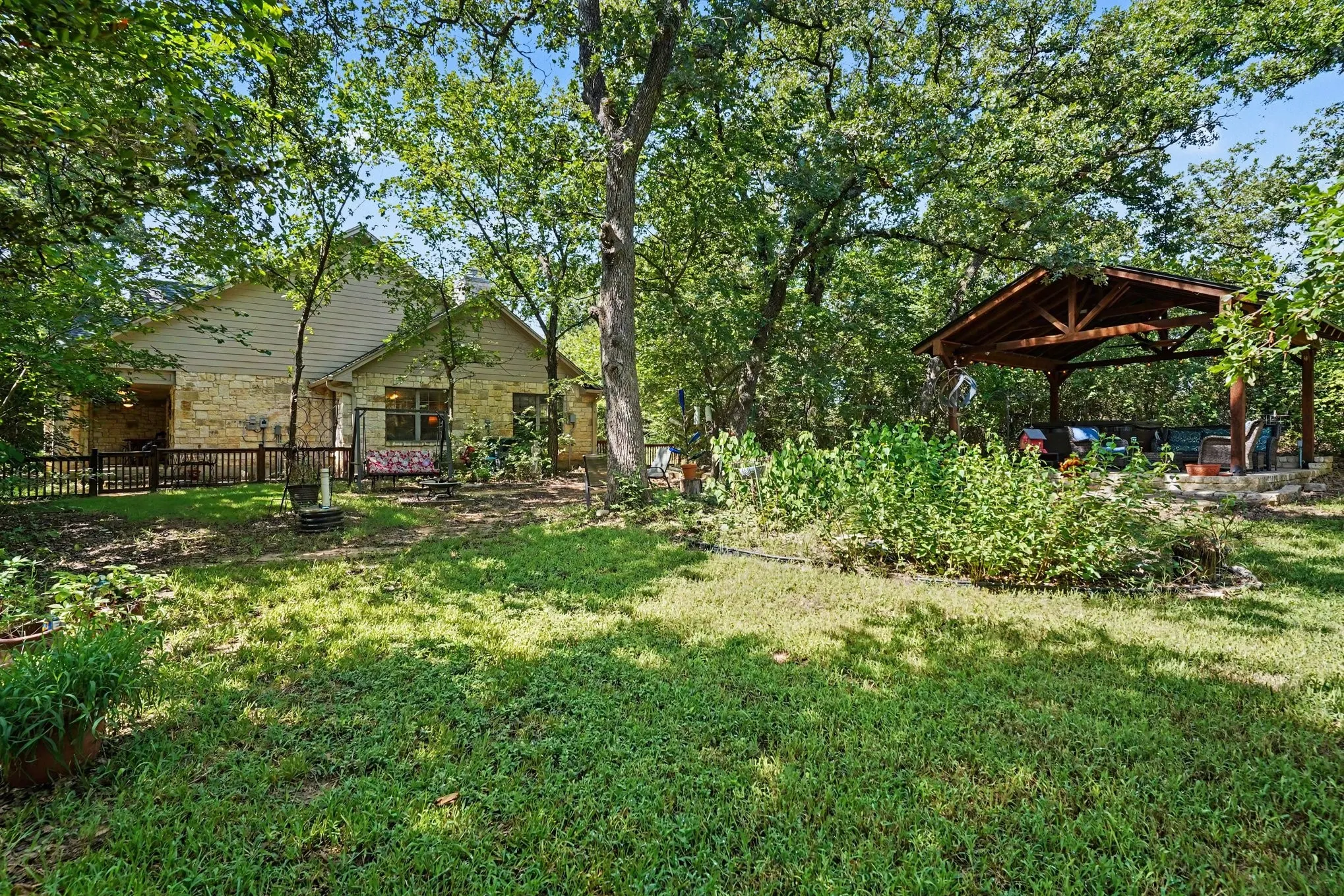 Single Family Residence For Sale in Tarrant County , 126 Willow Creek Circle, Mansfield, Texas 76063, 4 Bedroom, 3 Bathroom, 2 Garage spaces, 2,613 Sqft, built in 2004, mls#21339536, Real Estate Agent in Mansfield, Homes For Sale in Tarrant county, Homes For Sale in Mansfield, Realtor in Mansfield Texas, Real Estate Brokerage Independent Realty Texas, Luminita Cordes Realtor
