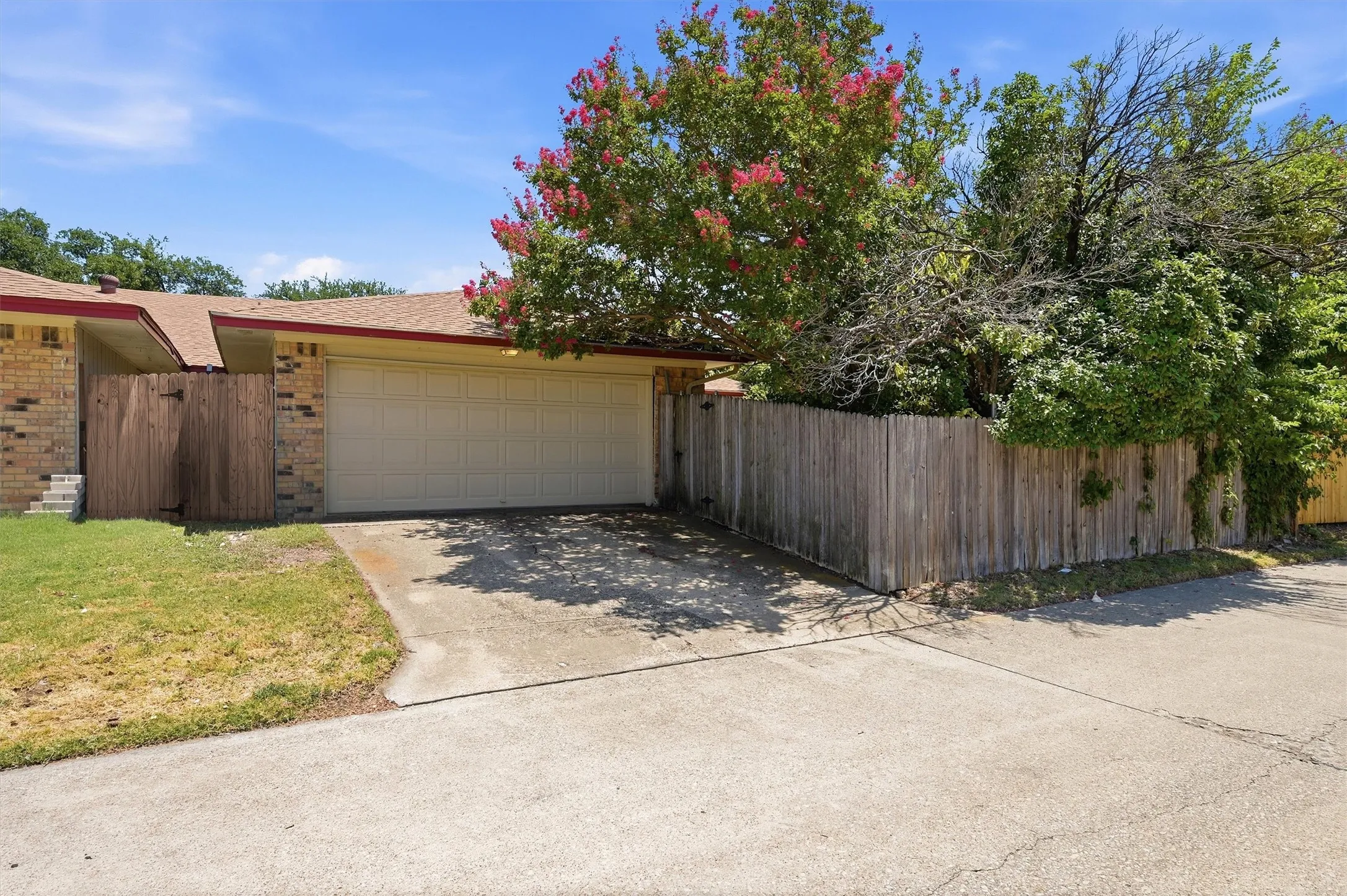 Single Family Residence For Sale in Dallas County , 4115 Greenway Drive, Garland, Texas 75041, 3 Bedrooms, 2 Bathrooms, 2 Garage spaces, 2,030 Sqft, built in 1974, Price $240,000, mls#21340425, Real Estate Agent in Garland, Homes For Sale in Dallas county, Homes For Sale in Garland, Realtor in Garland Texas, Real Estate Brokerage Independent Realty Texas, Luminita Cordes Realtor
