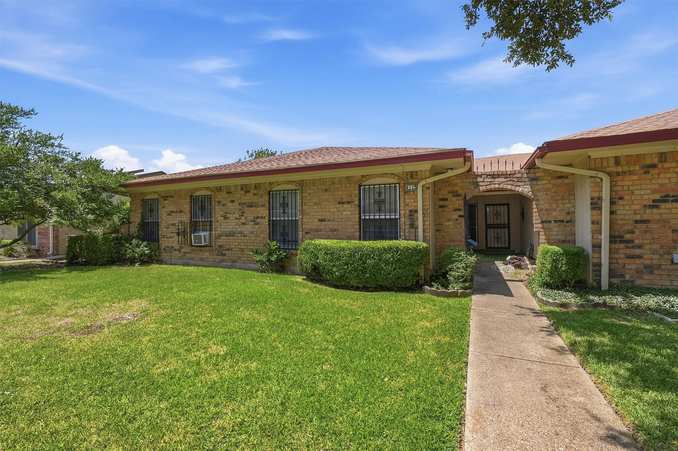 Single Family Residence For Sale in Dallas County , 4115 Greenway Drive, Garland, Texas 75041, 3 Bedrooms, 2 Bathrooms, 2 Garage spaces, 2,030 Sqft, built in 1974, Price $240,000, mls#21340425, Real Estate Agent in Garland, Homes For Sale in Dallas county, Homes For Sale in Garland, Realtor in Garland Texas, Real Estate Brokerage Independent Realty Texas, Luminita Cordes Realtor