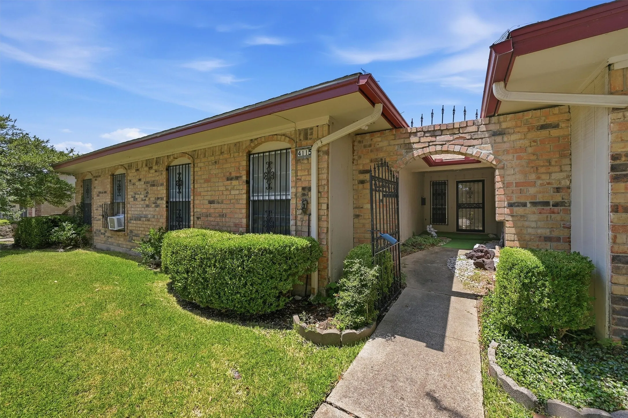 Single Family Residence For Sale in Dallas County , 4115 Greenway Drive, Garland, Texas 75041, 3 Bedrooms, 2 Bathrooms, 2 Garage spaces, 2,030 Sqft, built in 1974, Price $240,000, mls#21340425, Real Estate Agent in Garland, Homes For Sale in Dallas county, Homes For Sale in Garland, Realtor in Garland Texas, Real Estate Brokerage Independent Realty Texas, Luminita Cordes Realtor