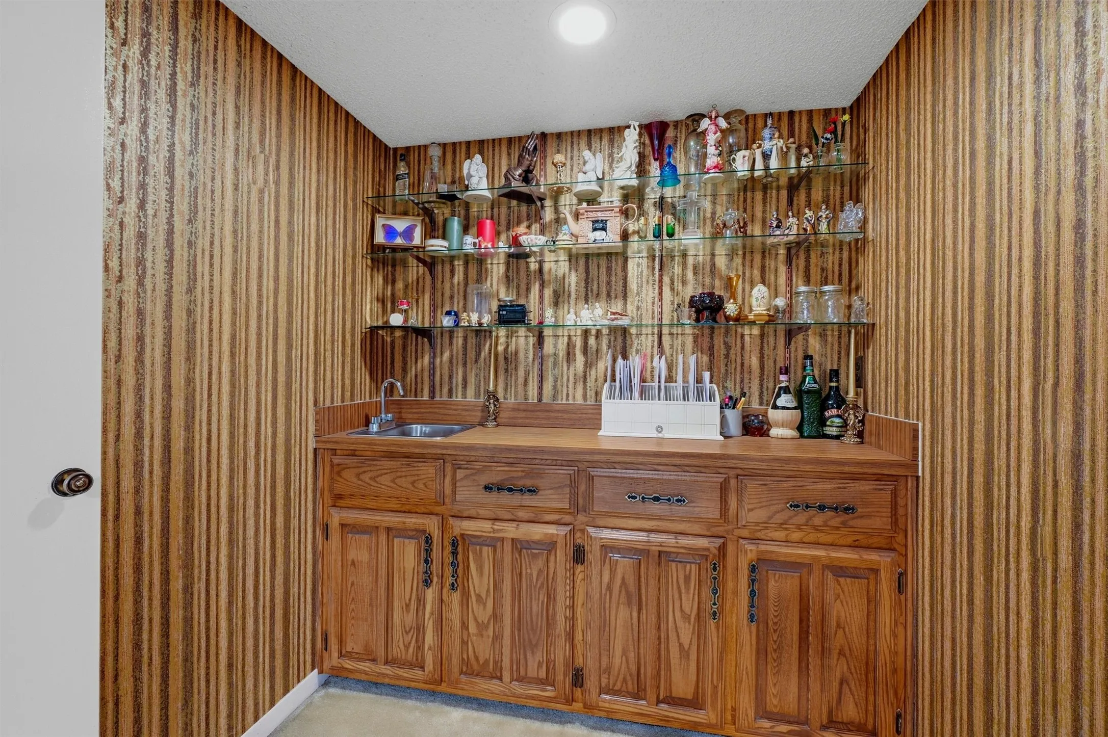 Single Family Residence For Sale in Dallas County , 4115 Greenway Drive, Garland, Texas 75041, 3 Bedrooms, 2 Bathrooms, 2 Garage spaces, 2,030 Sqft, built in 1974, Price $240,000, mls#21340425, Real Estate Agent in Garland, Homes For Sale in Dallas county, Homes For Sale in Garland, Realtor in Garland Texas, Real Estate Brokerage Independent Realty Texas, Luminita Cordes Realtor