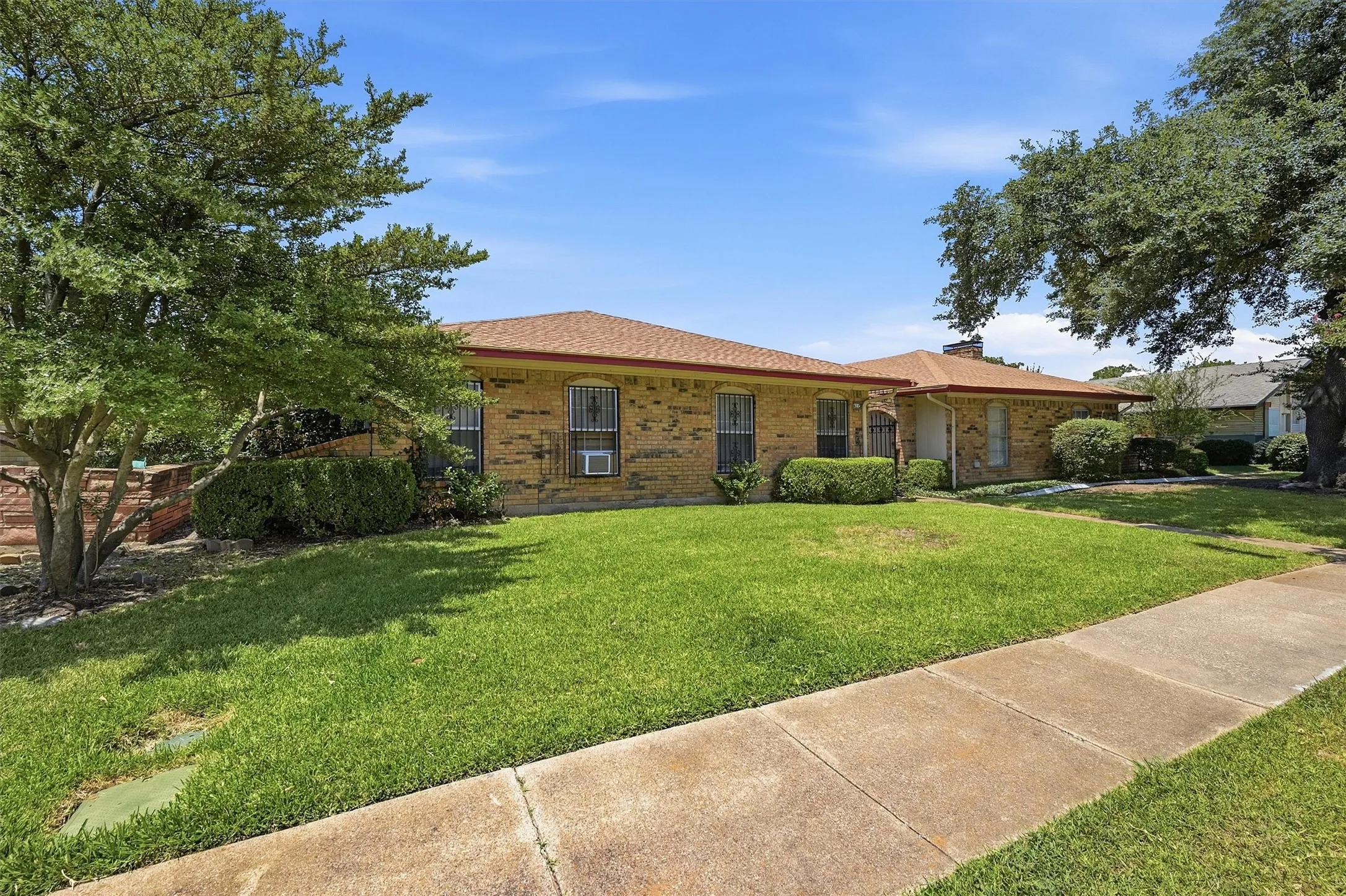 Single Family Residence For Sale in Dallas County , 4115 Greenway Drive, Garland, Texas 75041, 3 Bedrooms, 2 Bathrooms, 2 Garage spaces, 2,030 Sqft, built in 1974, Price $240,000, mls#21340425, Real Estate Agent in Garland, Homes For Sale in Dallas county, Homes For Sale in Garland, Realtor in Garland Texas, Real Estate Brokerage Independent Realty Texas, Luminita Cordes Realtor