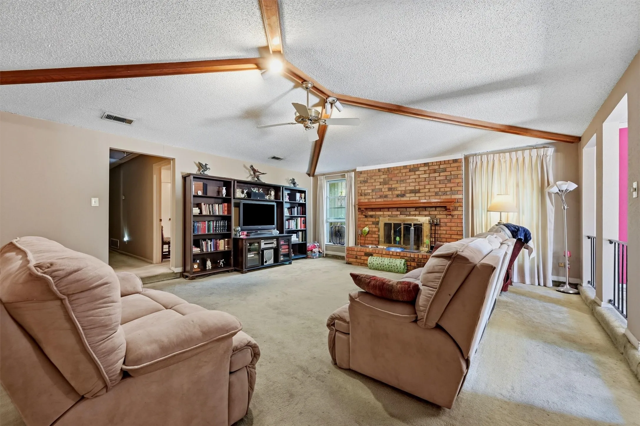 Single Family Residence For Sale in Dallas County , 4115 Greenway Drive, Garland, Texas 75041, 3 Bedrooms, 2 Bathrooms, 2 Garage spaces, 2,030 Sqft, built in 1974, Price $240,000, mls#21340425, Real Estate Agent in Garland, Homes For Sale in Dallas county, Homes For Sale in Garland, Realtor in Garland Texas, Real Estate Brokerage Independent Realty Texas, Luminita Cordes Realtor