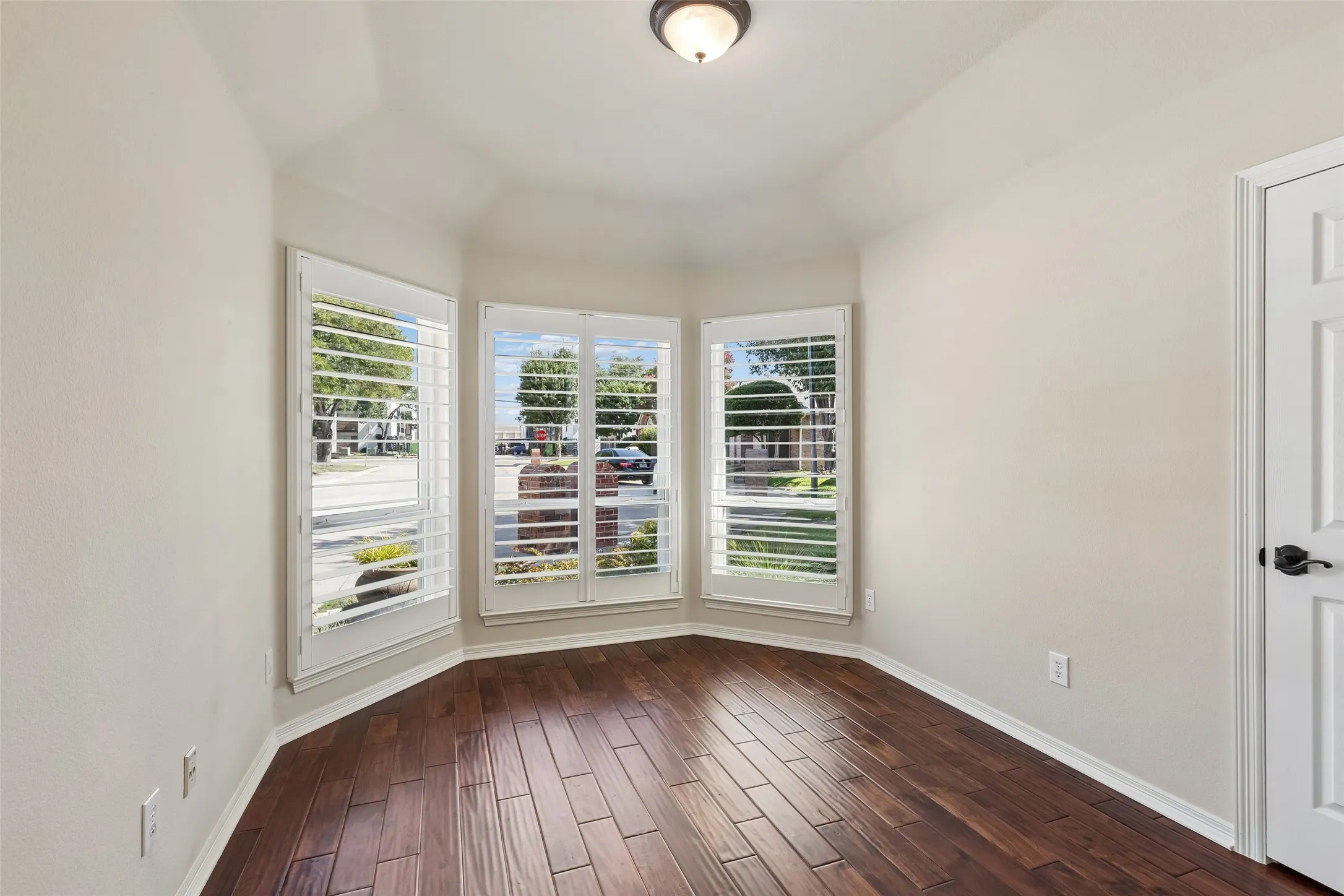 Single Family Residence For Sale in Collin County , 4182 Midrose Trail, Dallas, Texas 75287, 3 Bedroom, 2 Bathroom, 2 Garage spaces, 1,739 Sqft, built in 1997, mls#21333131, Real Estate Agent in Dallas, Homes For Sale in Collin county, Homes For Sale in Dallas, Realtor in Dallas Texas, Real Estate Brokerage Independent Realty Texas, Luminita Cordes Realtor