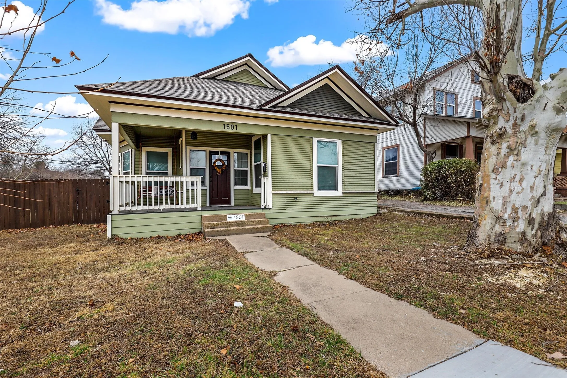 Single Family Residence For Sale in Tarrant County , 1501 Lagonda Avenue, Fort Worth, Texas 76164, 3 Bedroom, 2 Bathroom, Garage spaces, 1,373 Sqft, built in 1910, mls#21340472, Real Estate Agent in Fort Worth, Homes For Sale in Tarrant county, Homes For Sale in Fort Worth, Realtor in Fort Worth Texas, Real Estate Brokerage Independent Realty Texas, Luminita Cordes Realtor