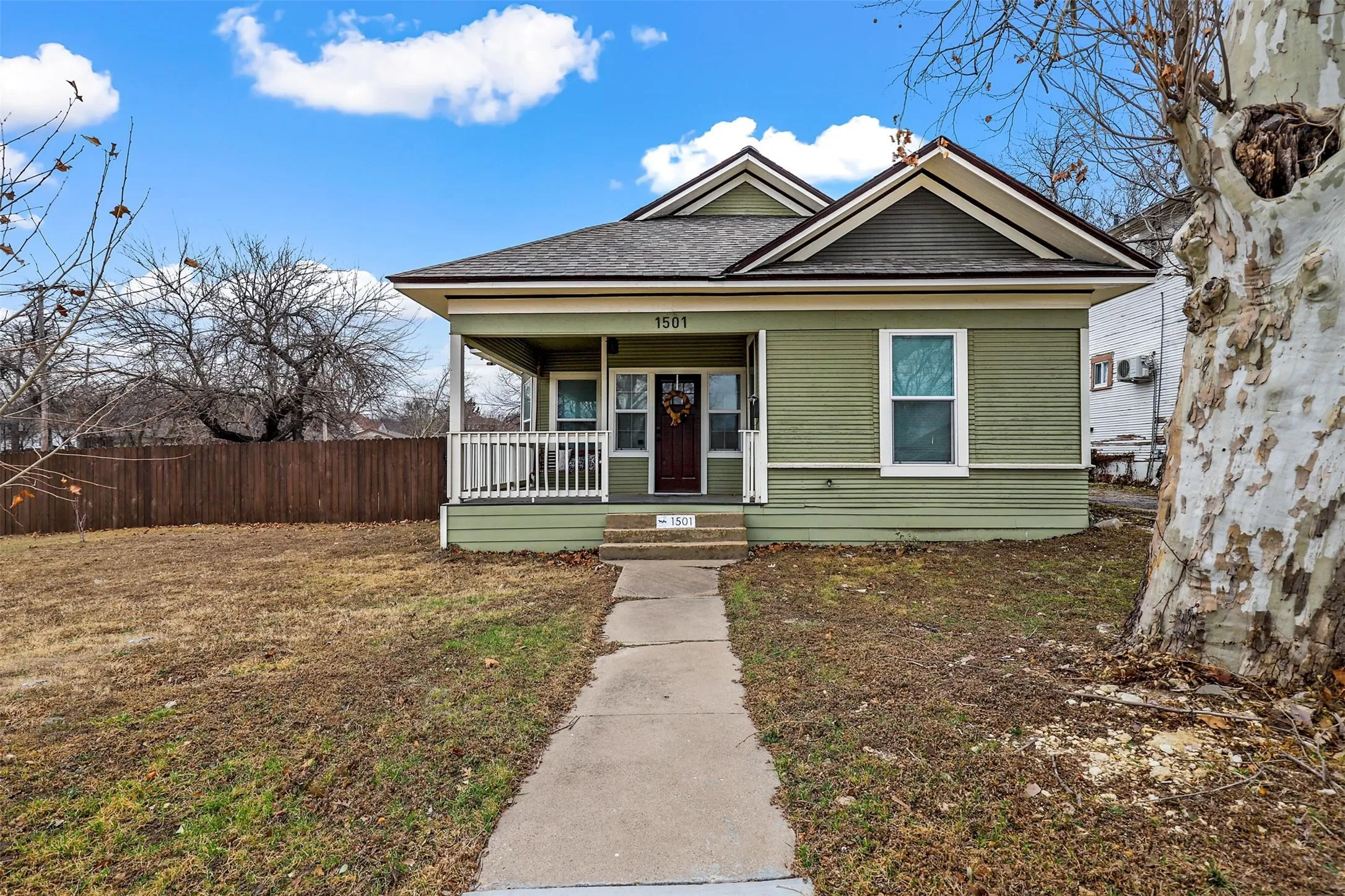 Single Family Residence For Sale in Tarrant County , 1501 Lagonda Avenue, Fort Worth, Texas 76164, 3 Bedroom, 2 Bathroom, Garage spaces, 1,373 Sqft, built in 1910, mls#21340472, Real Estate Agent in Fort Worth, Homes For Sale in Tarrant county, Homes For Sale in Fort Worth, Realtor in Fort Worth Texas, Real Estate Brokerage Independent Realty Texas, Luminita Cordes Realtor