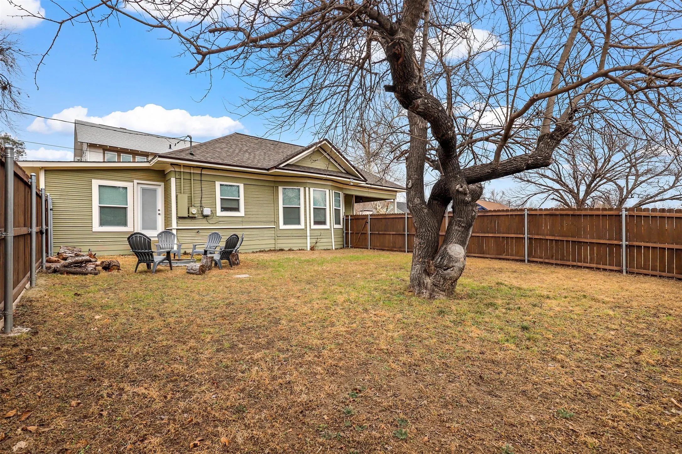 Single Family Residence For Sale in Tarrant County , 1501 Lagonda Avenue, Fort Worth, Texas 76164, 3 Bedroom, 2 Bathroom, Garage spaces, 1,373 Sqft, built in 1910, mls#21340472, Real Estate Agent in Fort Worth, Homes For Sale in Tarrant county, Homes For Sale in Fort Worth, Realtor in Fort Worth Texas, Real Estate Brokerage Independent Realty Texas, Luminita Cordes Realtor