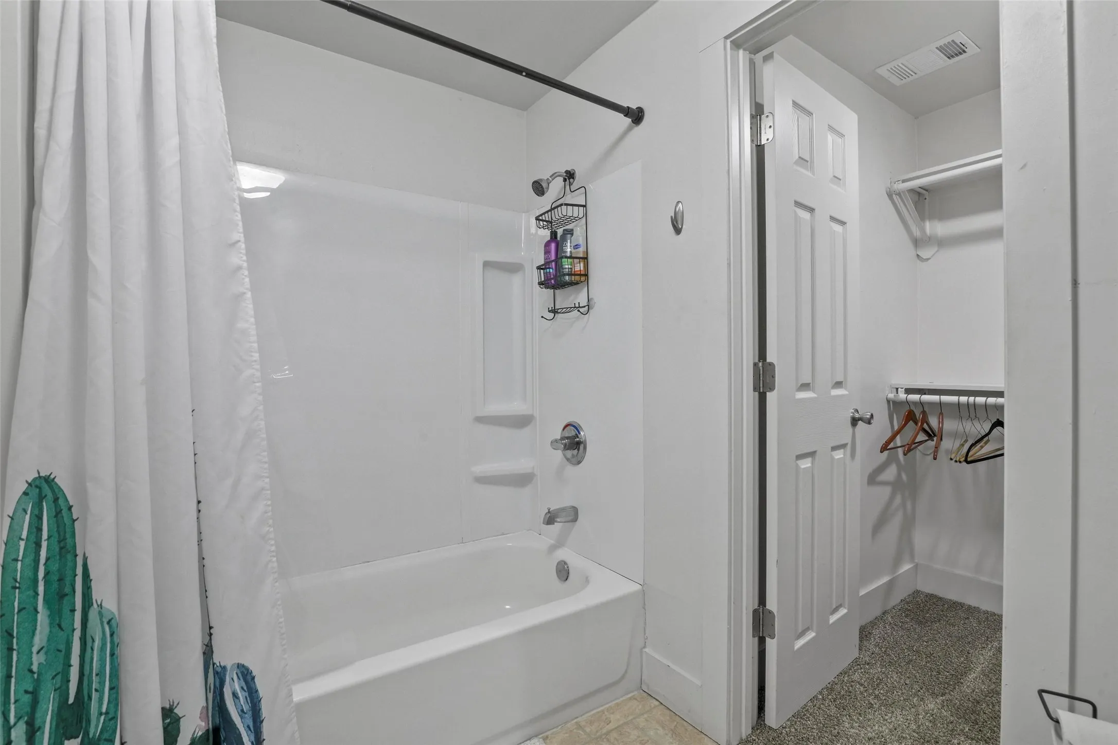 Single Family Residence For Sale in Tarrant County , 1501 Lagonda Avenue, Fort Worth, Texas 76164, 3 Bedroom, 2 Bathroom, Garage spaces, 1,373 Sqft, built in 1910, mls#21340472, Real Estate Agent in Fort Worth, Homes For Sale in Tarrant county, Homes For Sale in Fort Worth, Realtor in Fort Worth Texas, Real Estate Brokerage Independent Realty Texas, Luminita Cordes Realtor
