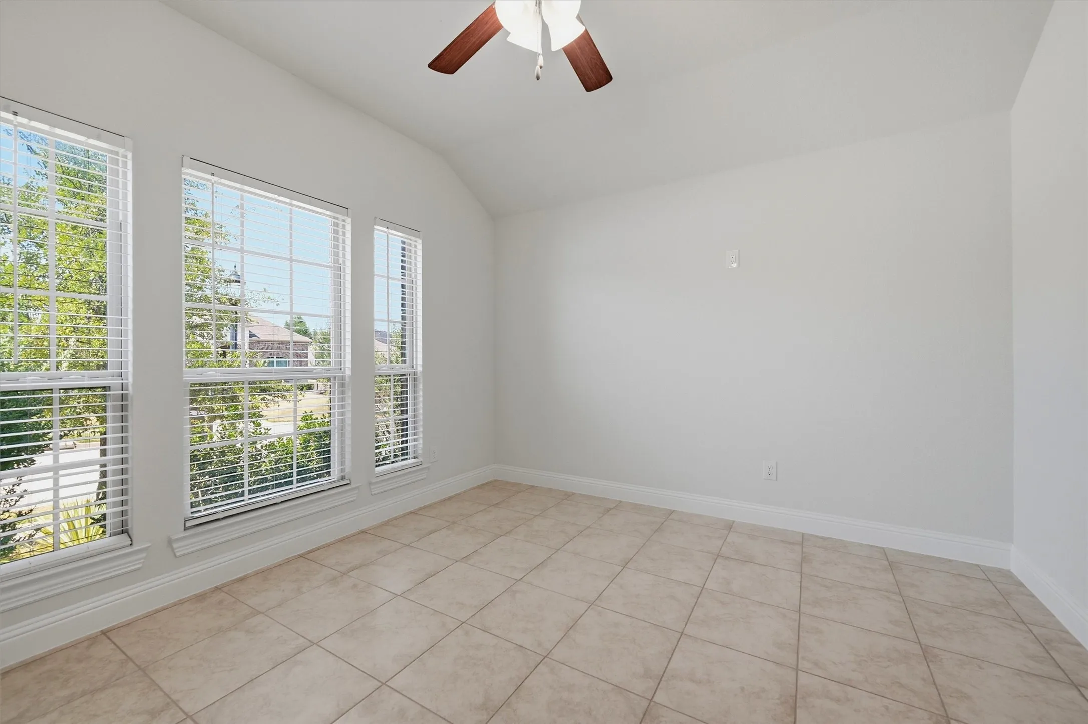 Single Family Residence For Sale in Collin County , 1217 Gibson Drive, Melissa, Texas 75454, 3 Bedroom, 2 Bathroom, 2 Garage spaces, 1,873 Sqft, built in 2019, mls#21339453, Real Estate Agent in Melissa, Homes For Sale in Collin county, Homes For Sale in Melissa, Realtor in Melissa Texas, Real Estate Brokerage Independent Realty Texas, Luminita Cordes Realtor