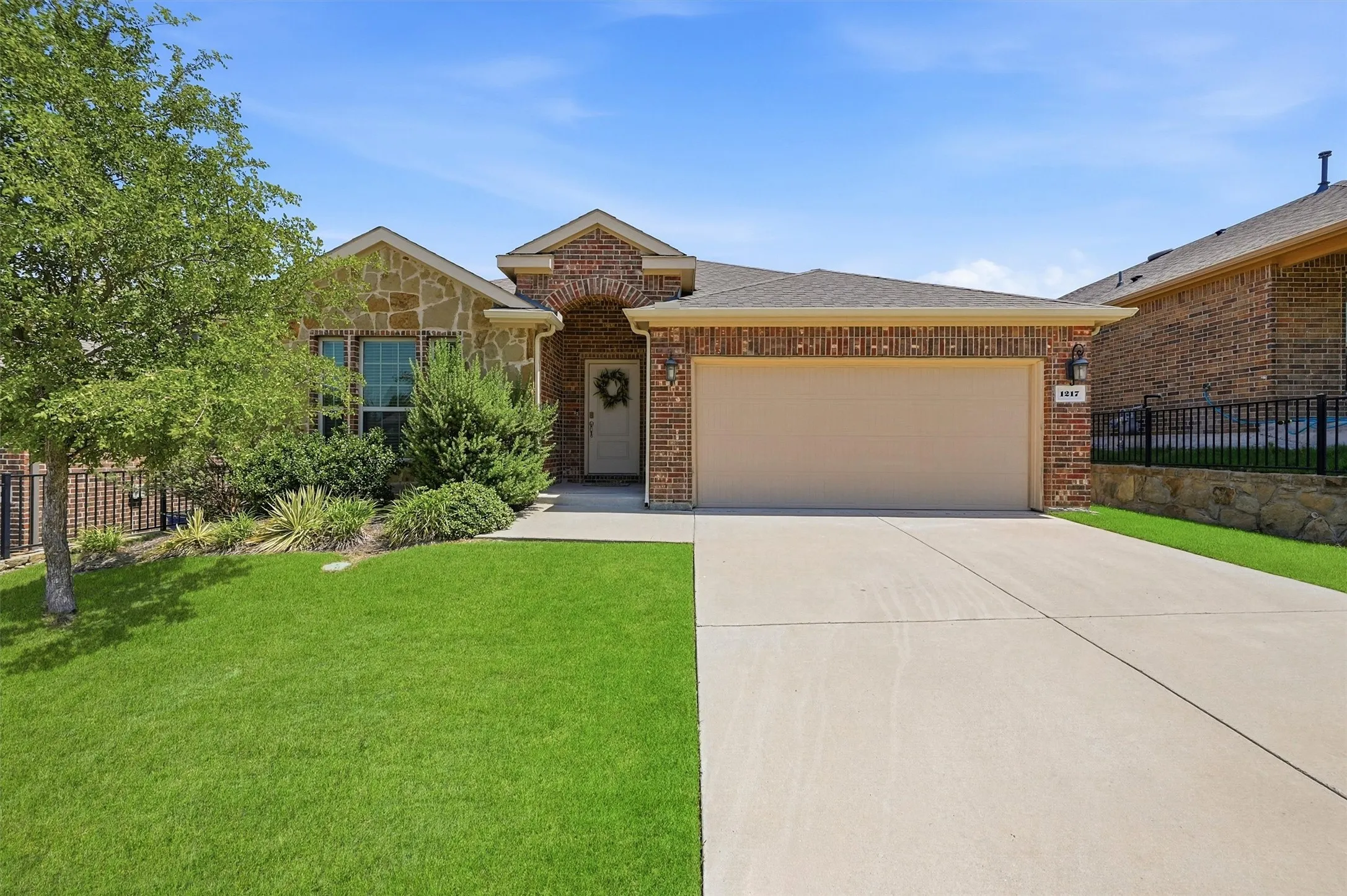 Single Family Residence For Sale in Collin County , 1217 Gibson Drive, Melissa, Texas 75454, 3 Bedroom, 2 Bathroom, 2 Garage spaces, 1,873 Sqft, built in 2019, mls#21339453, Real Estate Agent in Melissa, Homes For Sale in Collin county, Homes For Sale in Melissa, Realtor in Melissa Texas, Real Estate Brokerage Independent Realty Texas, Luminita Cordes Realtor