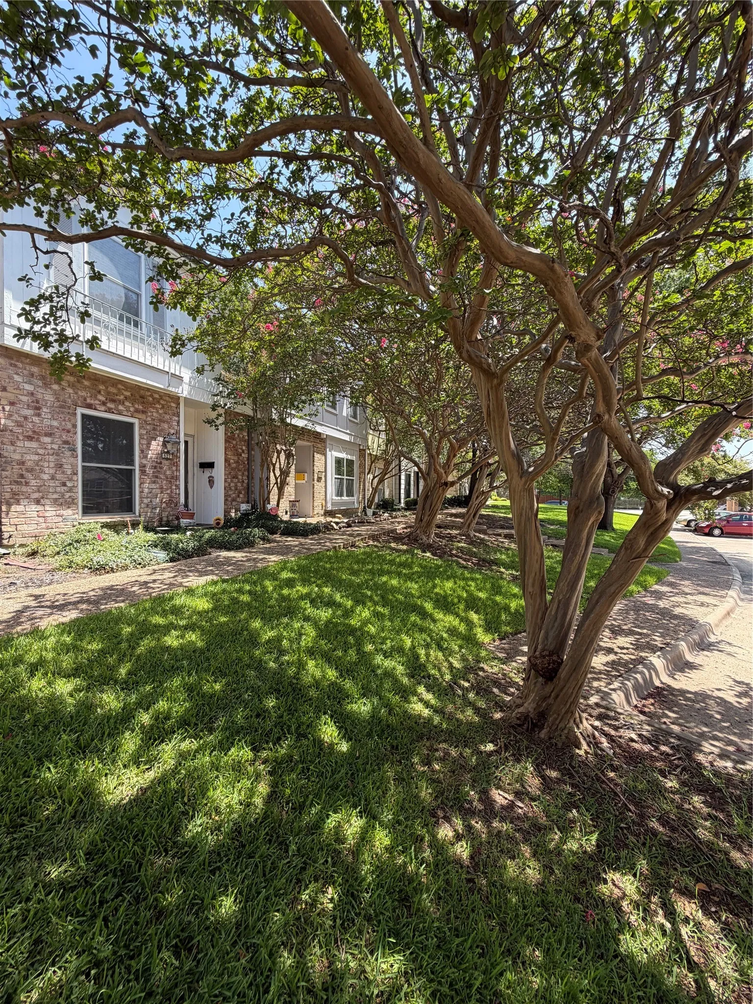 Townhouse For Sale in Dallas County , 625 Trailwood Court, Garland, Texas 75043, 3 Bedroom, 3 Bathroom, Garage spaces, 1,584 Sqft, built in 1973, mls#21332673, Real Estate Agent in Garland, Homes For Sale in Dallas county, Homes For Sale in Garland, Realtor in Garland Texas, Real Estate Brokerage Independent Realty Texas, Luminita Cordes Realtor