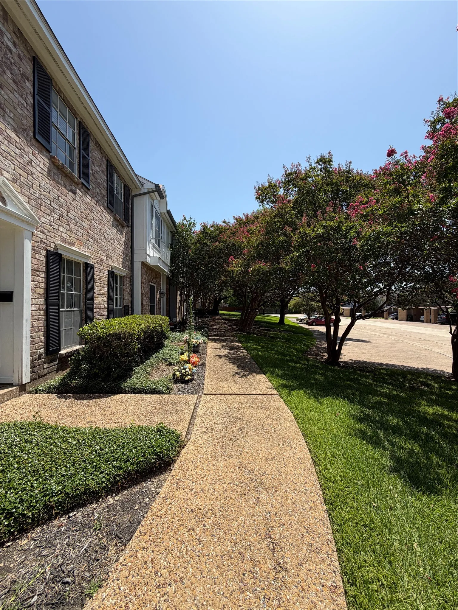 Townhouse For Sale in Dallas County , 625 Trailwood Court, Garland, Texas 75043, 3 Bedroom, 3 Bathroom, Garage spaces, 1,584 Sqft, built in 1973, mls#21332673, Real Estate Agent in Garland, Homes For Sale in Dallas county, Homes For Sale in Garland, Realtor in Garland Texas, Real Estate Brokerage Independent Realty Texas, Luminita Cordes Realtor