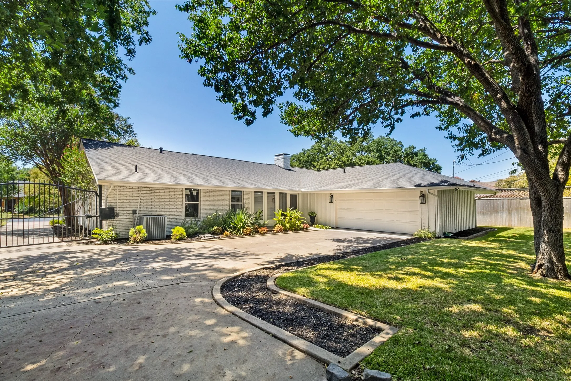 Single Family Residence For Sale in Dallas County , 5129 Mill Run Road, Dallas, Texas 75244, 3 Bedroom, 3 Bathroom, 2 Garage spaces, 2,159 Sqft, built in 1966, mls#21340449, Real Estate Agent in Dallas, Homes For Sale in Dallas county, Homes For Sale in Dallas, Realtor in Dallas Texas, Real Estate Brokerage Independent Realty Texas, Luminita Cordes Realtor