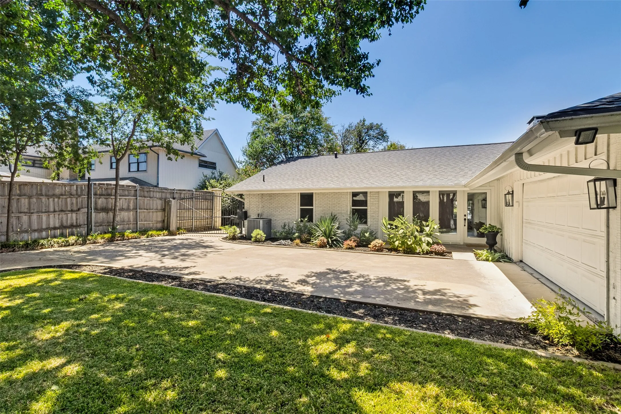 Single Family Residence For Sale in Dallas County , 5129 Mill Run Road, Dallas, Texas 75244, 3 Bedroom, 3 Bathroom, 2 Garage spaces, 2,159 Sqft, built in 1966, mls#21340449, Real Estate Agent in Dallas, Homes For Sale in Dallas county, Homes For Sale in Dallas, Realtor in Dallas Texas, Real Estate Brokerage Independent Realty Texas, Luminita Cordes Realtor