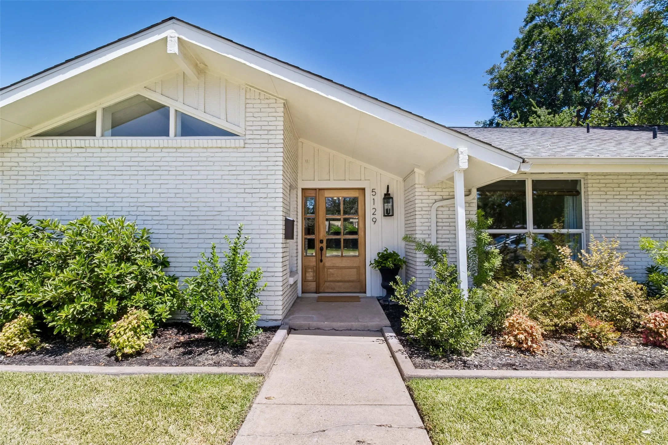 Single Family Residence For Sale in Dallas County , 5129 Mill Run Road, Dallas, Texas 75244, 3 Bedroom, 3 Bathroom, 2 Garage spaces, 2,159 Sqft, built in 1966, mls#21340449, Real Estate Agent in Dallas, Homes For Sale in Dallas county, Homes For Sale in Dallas, Realtor in Dallas Texas, Real Estate Brokerage Independent Realty Texas, Luminita Cordes Realtor