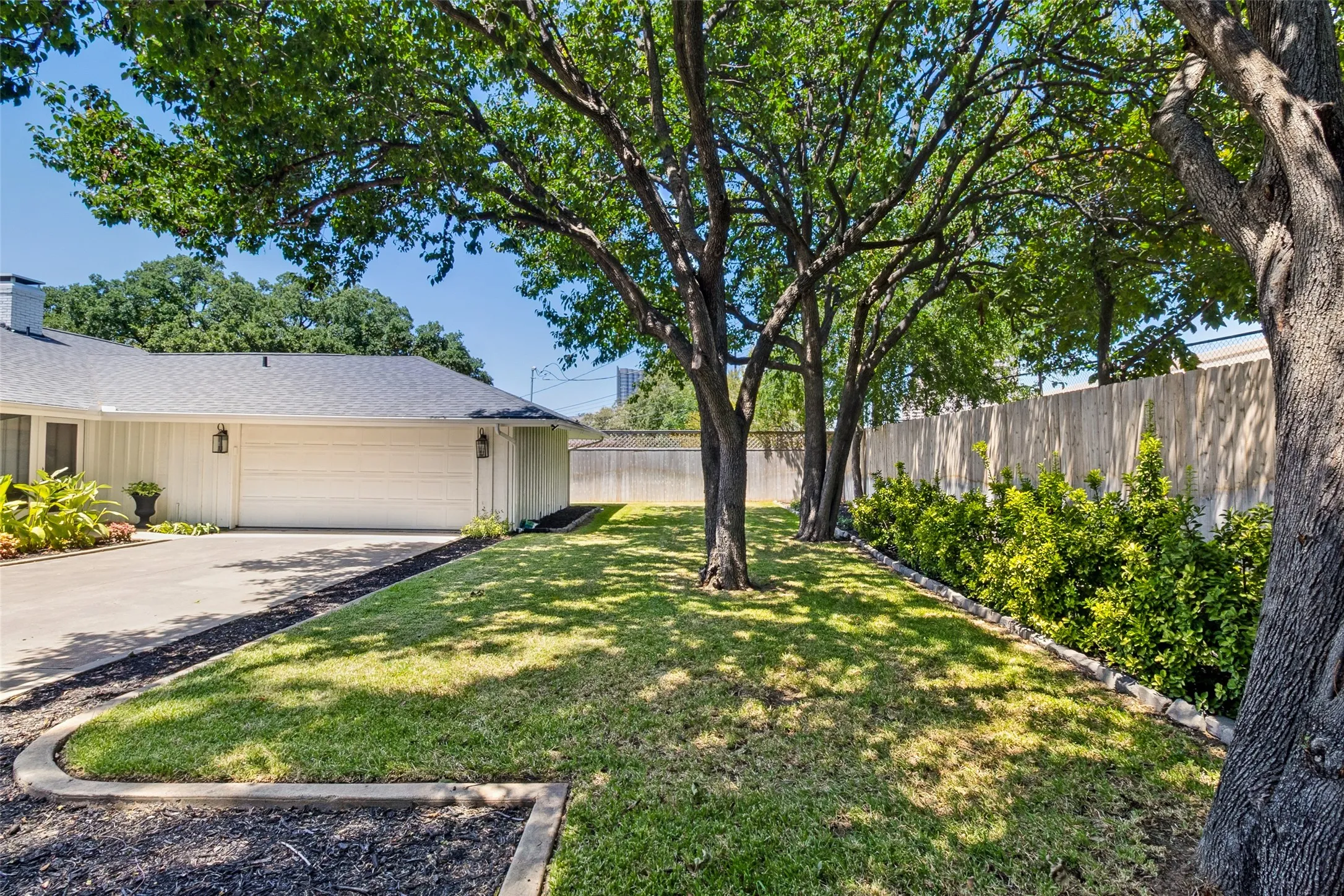Single Family Residence For Sale in Dallas County , 5129 Mill Run Road, Dallas, Texas 75244, 3 Bedroom, 3 Bathroom, 2 Garage spaces, 2,159 Sqft, built in 1966, mls#21340449, Real Estate Agent in Dallas, Homes For Sale in Dallas county, Homes For Sale in Dallas, Realtor in Dallas Texas, Real Estate Brokerage Independent Realty Texas, Luminita Cordes Realtor