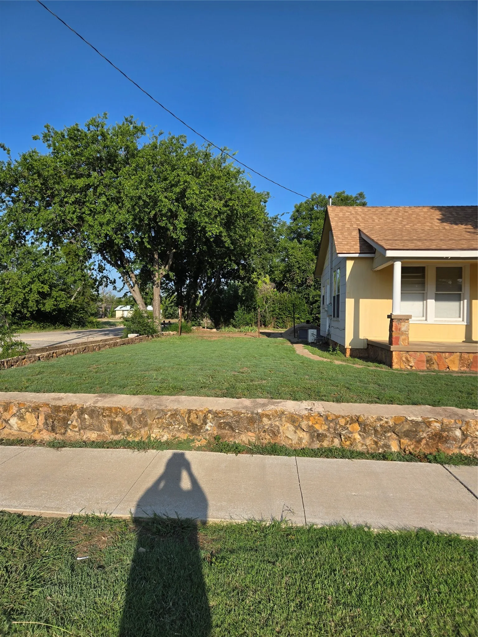 Single Family Residence For Sale in Coleman County , 714 S Commercial Avenue, Coleman, Texas 76834, 2 Bedrooms, 1 Bathroom, 1 Garage spaces, 1,261 Sqft, built in 1950, Price $85,000, mls#21340496, Real Estate Agent in Coleman, Homes For Sale in Coleman county, Homes For Sale in Coleman, Realtor in Coleman Texas, Real Estate Brokerage Independent Realty Texas, Luminita Cordes Realtor