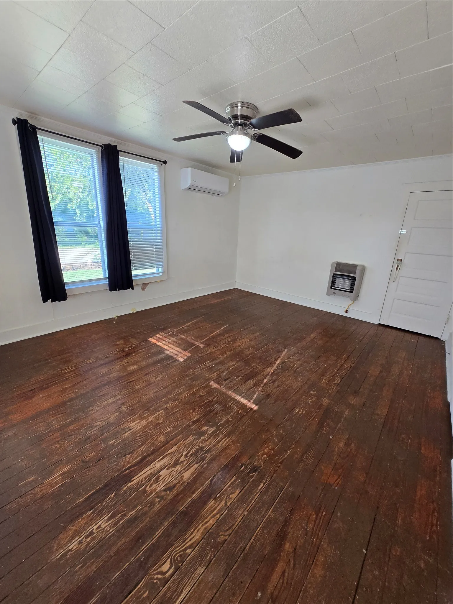 Single Family Residence For Sale in Coleman County , 714 S Commercial Avenue, Coleman, Texas 76834, 2 Bedrooms, 1 Bathroom, 1 Garage spaces, 1,261 Sqft, built in 1950, Price $85,000, mls#21340496, Real Estate Agent in Coleman, Homes For Sale in Coleman county, Homes For Sale in Coleman, Realtor in Coleman Texas, Real Estate Brokerage Independent Realty Texas, Luminita Cordes Realtor
