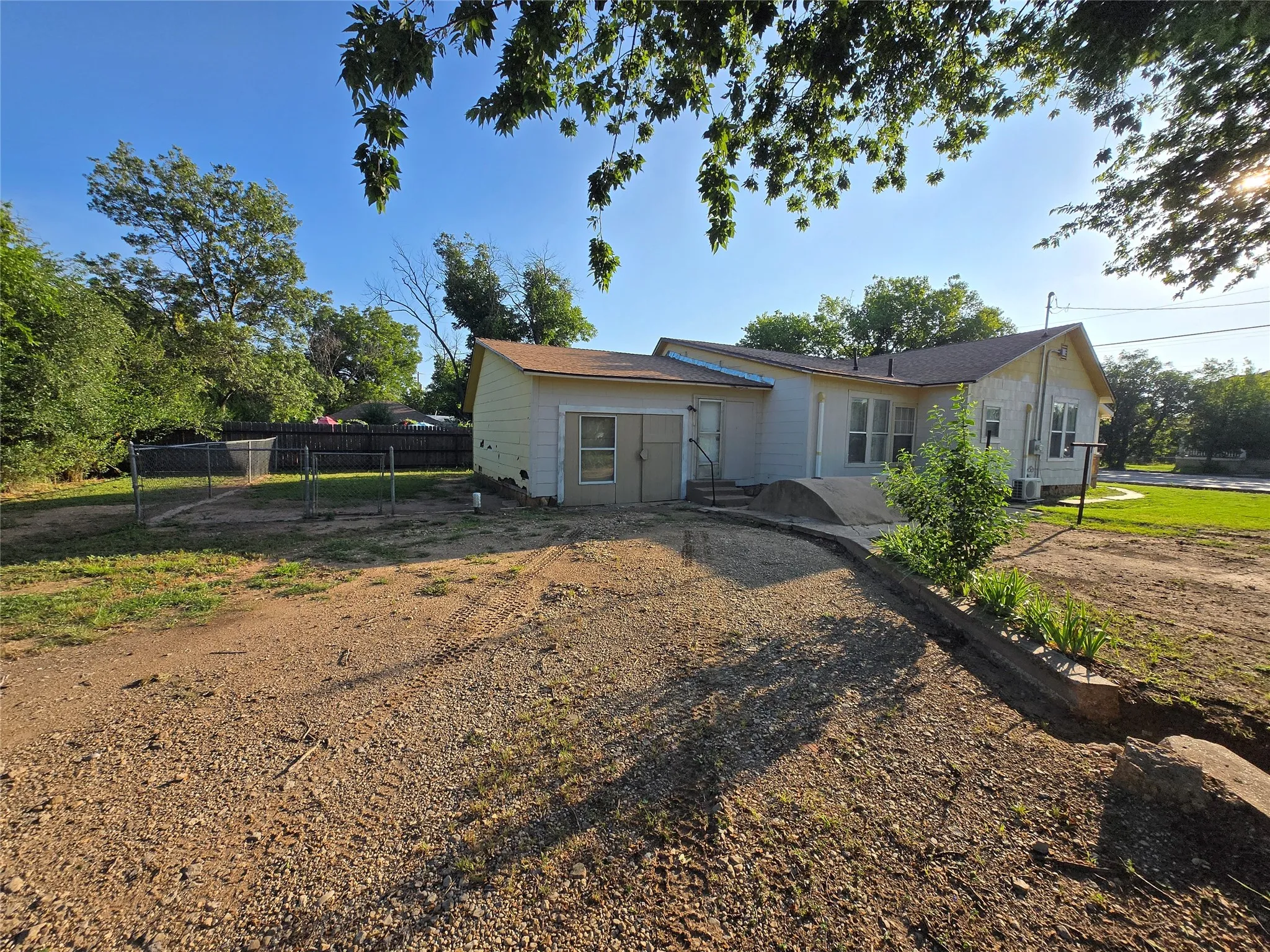 Single Family Residence For Sale in Coleman County , 714 S Commercial Avenue, Coleman, Texas 76834, 2 Bedrooms, 1 Bathroom, 1 Garage spaces, 1,261 Sqft, built in 1950, Price $85,000, mls#21340496, Real Estate Agent in Coleman, Homes For Sale in Coleman county, Homes For Sale in Coleman, Realtor in Coleman Texas, Real Estate Brokerage Independent Realty Texas, Luminita Cordes Realtor