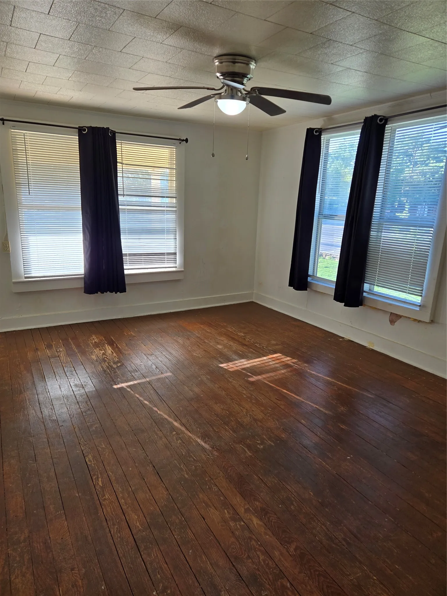 Single Family Residence For Sale in Coleman County , 714 S Commercial Avenue, Coleman, Texas 76834, 2 Bedrooms, 1 Bathroom, 1 Garage spaces, 1,261 Sqft, built in 1950, Price $85,000, mls#21340496, Real Estate Agent in Coleman, Homes For Sale in Coleman county, Homes For Sale in Coleman, Realtor in Coleman Texas, Real Estate Brokerage Independent Realty Texas, Luminita Cordes Realtor