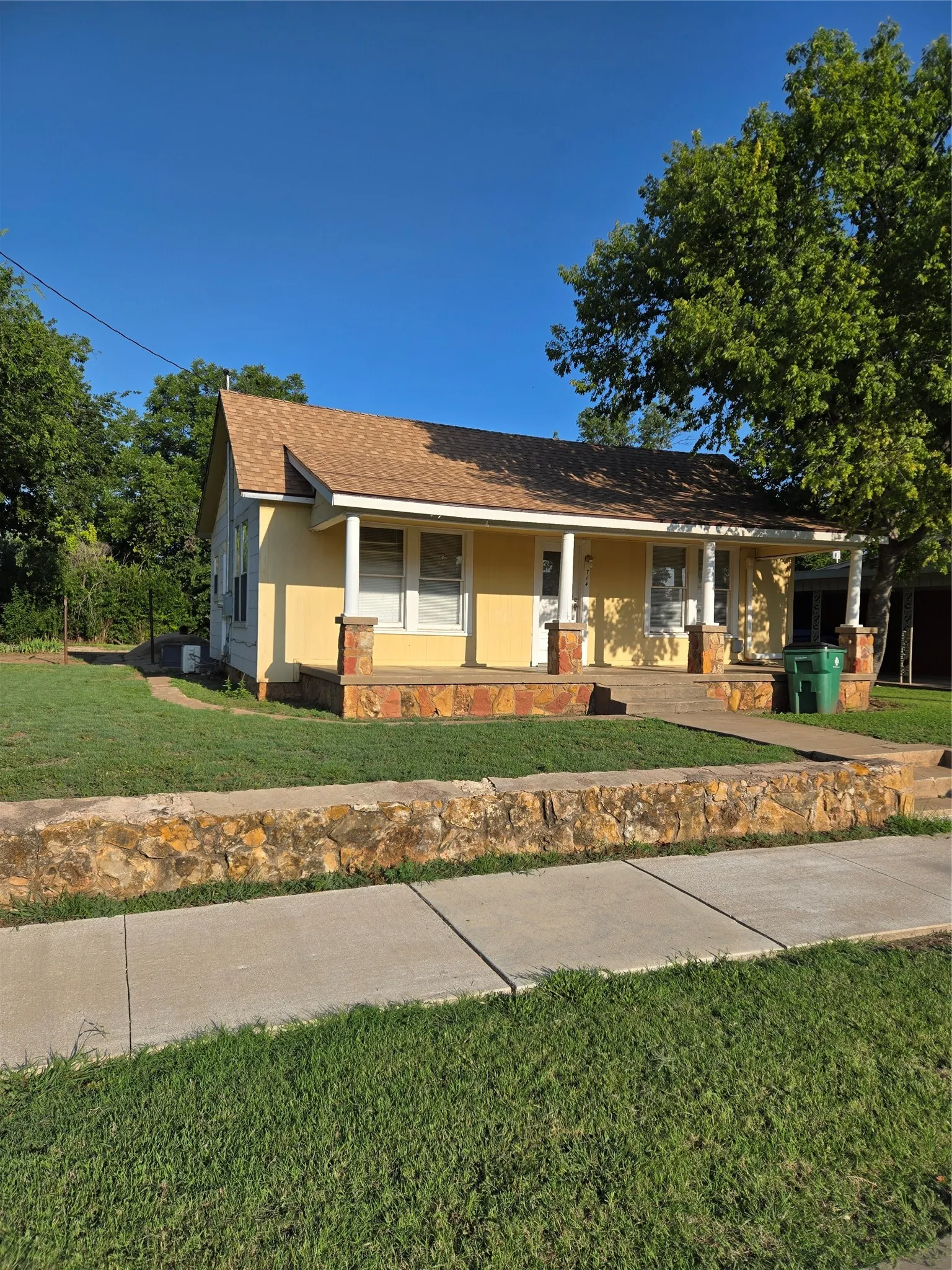 Single Family Residence For Sale in Coleman County , 714 S Commercial Avenue, Coleman, Texas 76834, 2 Bedrooms, 1 Bathroom, 1 Garage spaces, 1,261 Sqft, built in 1950, Price $85,000, mls#21340496, Real Estate Agent in Coleman, Homes For Sale in Coleman county, Homes For Sale in Coleman, Realtor in Coleman Texas, Real Estate Brokerage Independent Realty Texas, Luminita Cordes Realtor