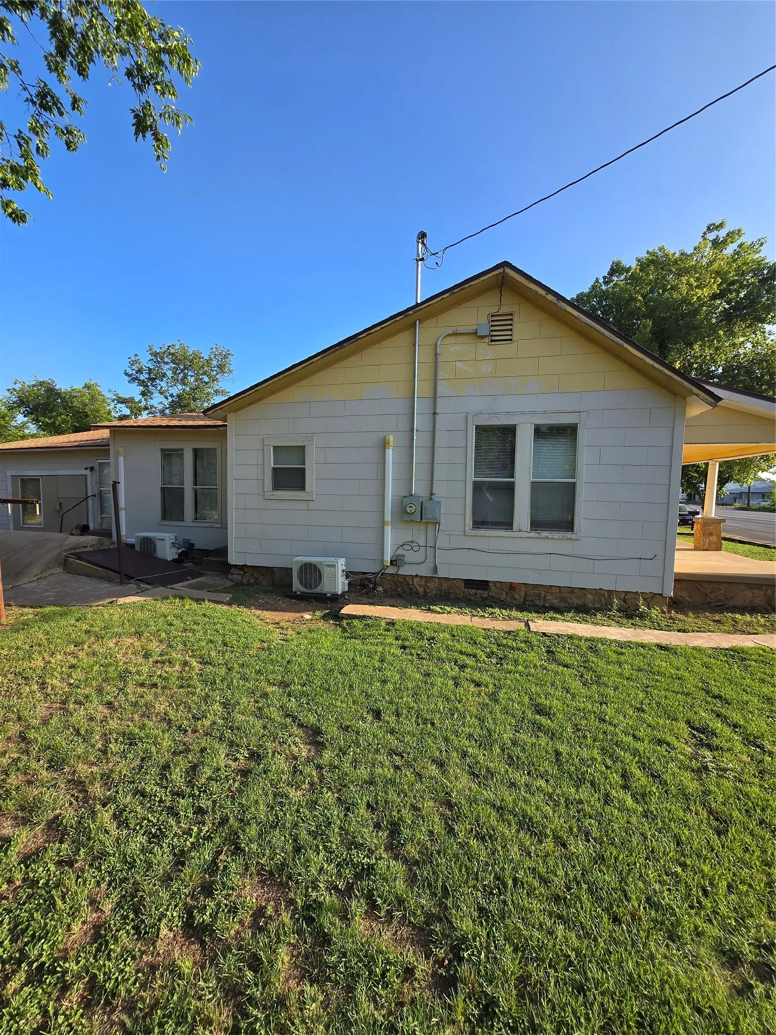 Single Family Residence For Sale in Coleman County , 714 S Commercial Avenue, Coleman, Texas 76834, 2 Bedrooms, 1 Bathroom, 1 Garage spaces, 1,261 Sqft, built in 1950, Price $85,000, mls#21340496, Real Estate Agent in Coleman, Homes For Sale in Coleman county, Homes For Sale in Coleman, Realtor in Coleman Texas, Real Estate Brokerage Independent Realty Texas, Luminita Cordes Realtor