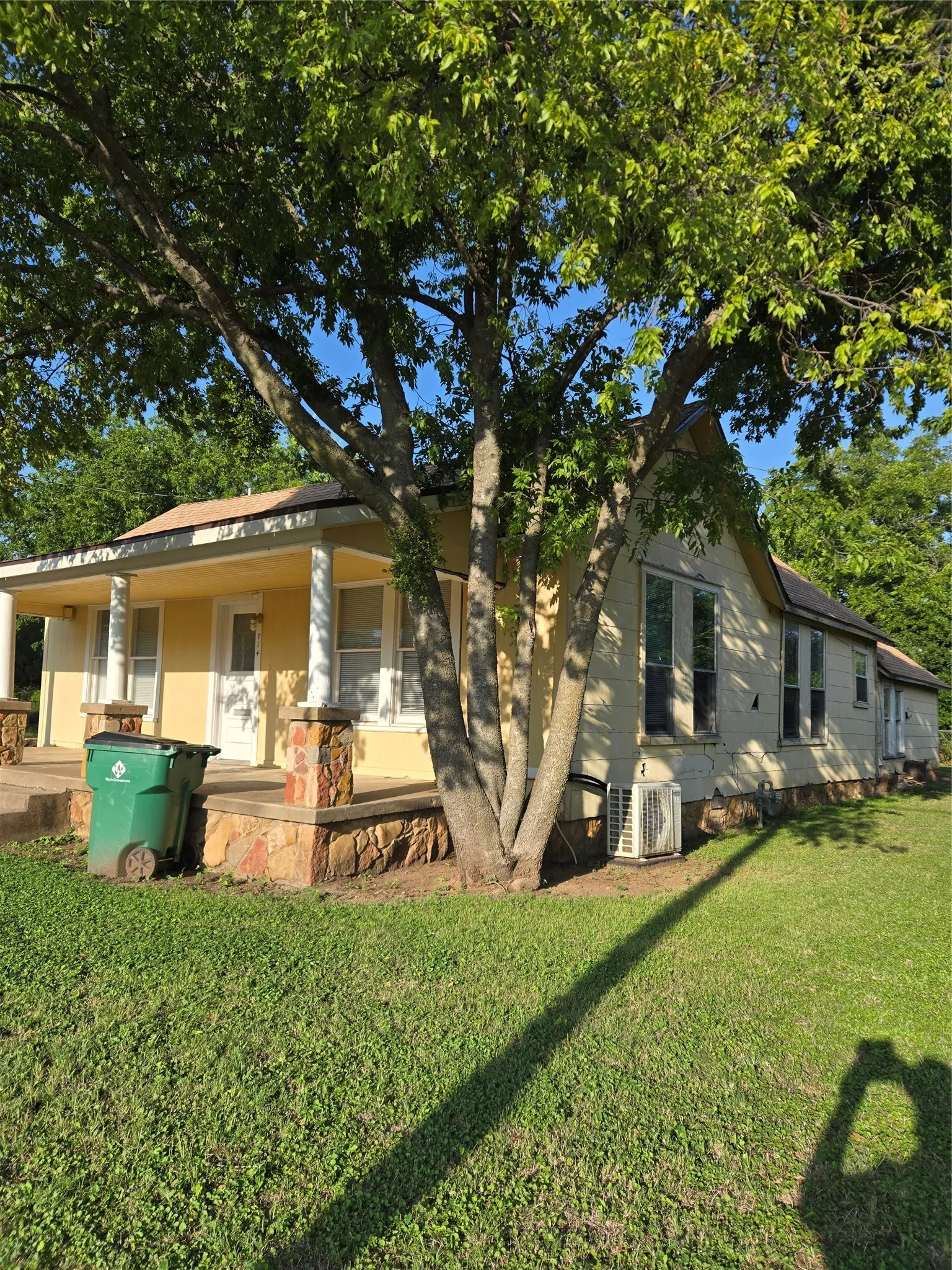 Single Family Residence For Sale in Coleman County , 714 S Commercial Avenue, Coleman, Texas 76834, 2 Bedrooms, 1 Bathroom, 1 Garage spaces, 1,261 Sqft, built in 1950, Price $85,000, mls#21340496, Real Estate Agent in Coleman, Homes For Sale in Coleman county, Homes For Sale in Coleman, Realtor in Coleman Texas, Real Estate Brokerage Independent Realty Texas, Luminita Cordes Realtor