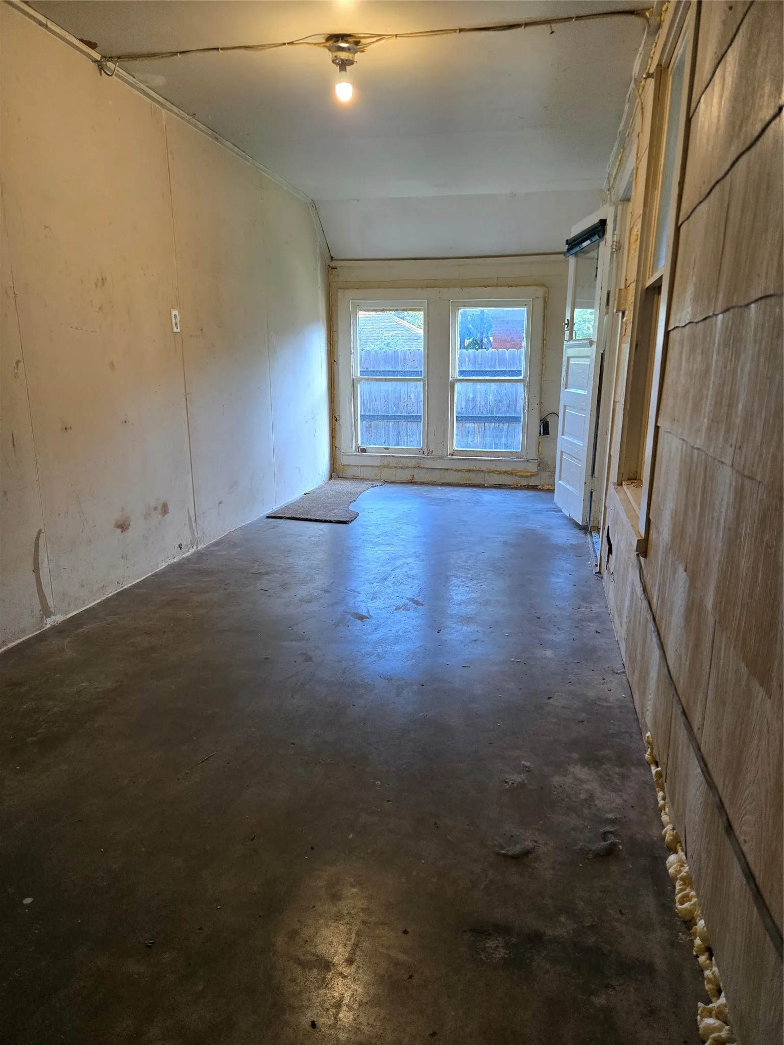 Single Family Residence For Sale in Coleman County , 714 S Commercial Avenue, Coleman, Texas 76834, 2 Bedrooms, 1 Bathroom, 1 Garage spaces, 1,261 Sqft, built in 1950, Price $85,000, mls#21340496, Real Estate Agent in Coleman, Homes For Sale in Coleman county, Homes For Sale in Coleman, Realtor in Coleman Texas, Real Estate Brokerage Independent Realty Texas, Luminita Cordes Realtor