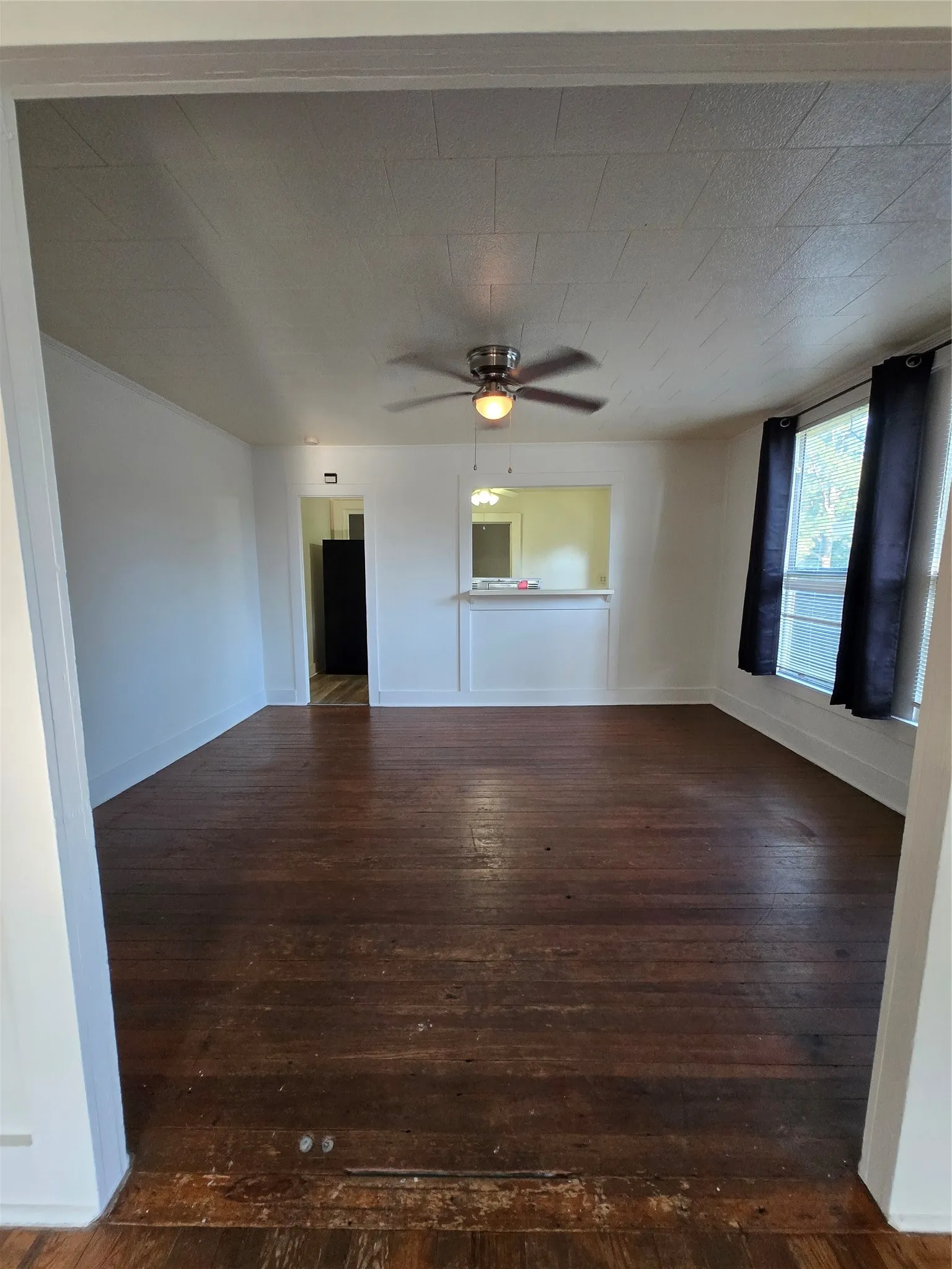 Single Family Residence For Sale in Coleman County , 714 S Commercial Avenue, Coleman, Texas 76834, 2 Bedrooms, 1 Bathroom, 1 Garage spaces, 1,261 Sqft, built in 1950, Price $85,000, mls#21340496, Real Estate Agent in Coleman, Homes For Sale in Coleman county, Homes For Sale in Coleman, Realtor in Coleman Texas, Real Estate Brokerage Independent Realty Texas, Luminita Cordes Realtor