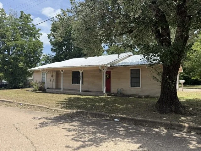 Single Family Residence For Sale in Delta County , 131 SE 7th Street, Cooper, Texas 75432, 3 Bedroom, 2 Bathroom, Garage spaces, 1,665 Sqft, built in 1989, mls#21339478, Real Estate Agent in Cooper, Homes For Sale in Delta county, Homes For Sale in Cooper, Realtor in Cooper Texas, Real Estate Brokerage Independent Realty Texas, Luminita Cordes Realtor