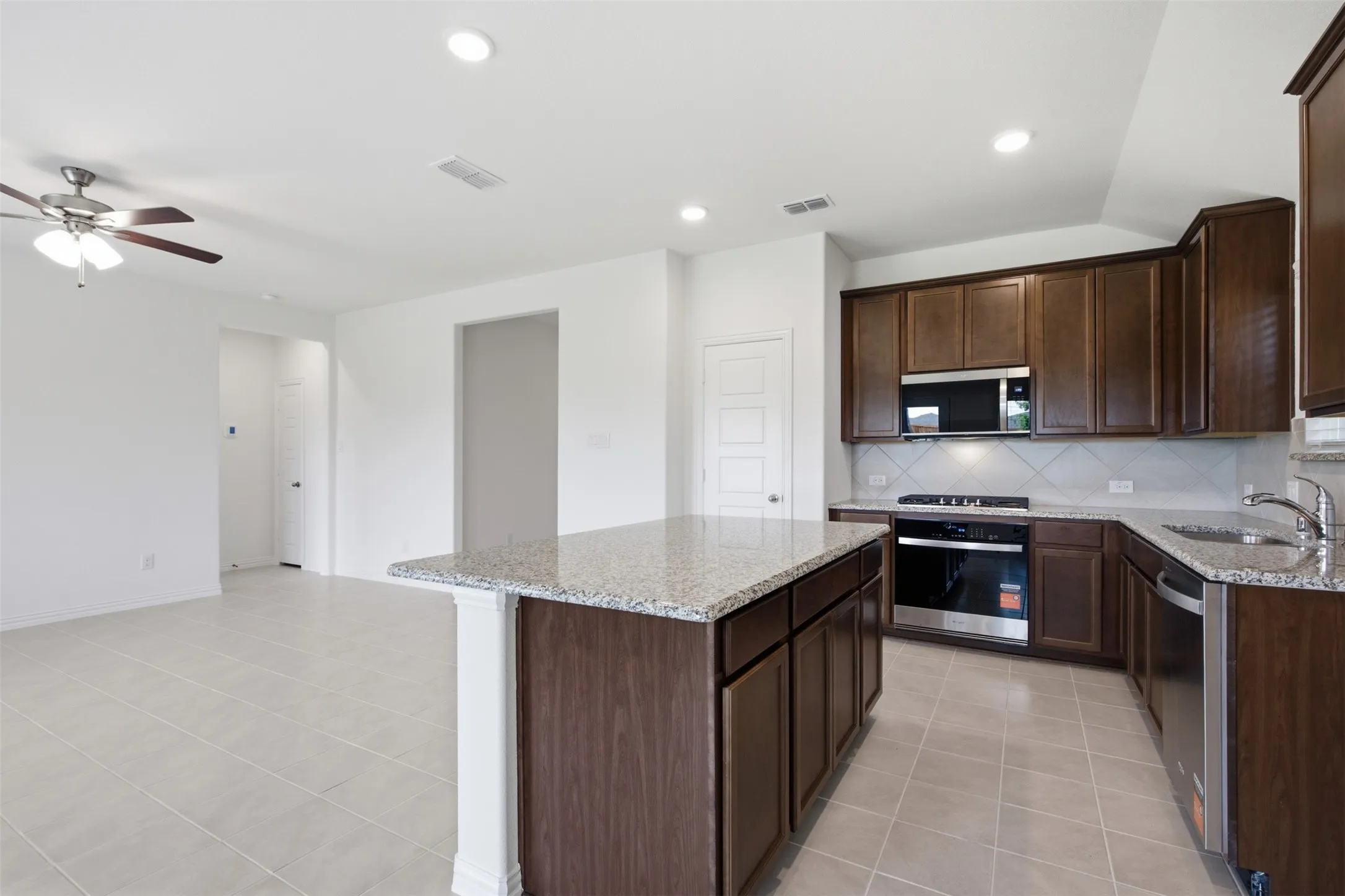 Single Family Residence For Rent in Denton County , 825 Birdie Drive, Little Elm, Texas 75068, 3 Bedroom, 2 Bathroom, 2 Garage spaces, 1,518 Sqft, built in 2026, mls#21340438, Real Estate Agent in Little Elm, Homes For Rent in Denton county, Homes For Rent in Little Elm, Realtor in Little Elm Texas, Real Estate Brokerage Independent Realty Texas, Luminita Cordes Realtor