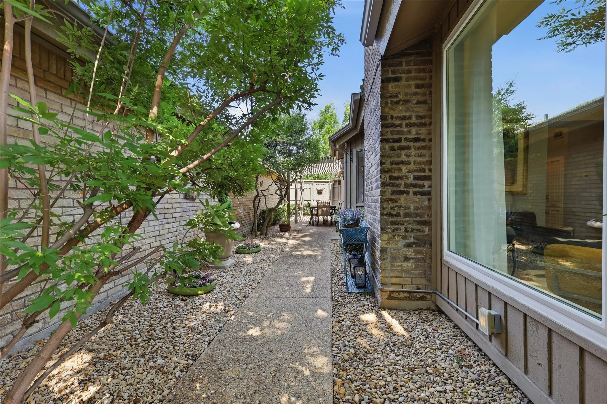 Single Family Residence For Sale in Dallas County , 15614 Ranchita Drive, Dallas, Texas 75248, 2 Bedroom, 2 Bathroom, 2 Garage spaces, 2,184 Sqft, built in 1981, mls#21336137, Real Estate Agent in Dallas, Homes For Sale in Dallas county, Homes For Sale in Dallas, Realtor in Dallas Texas, Real Estate Brokerage Independent Realty Texas, Luminita Cordes Realtor