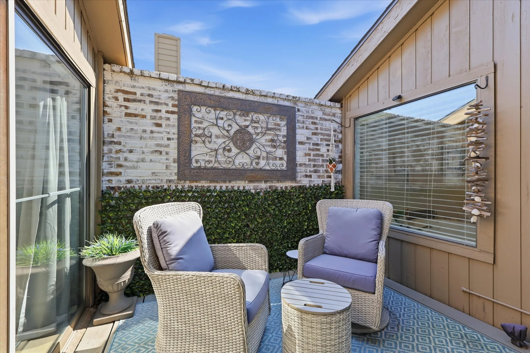 Single Family Residence For Sale in Dallas County , 15614 Ranchita Drive, Dallas, Texas 75248, 2 Bedroom, 2 Bathroom, 2 Garage spaces, 2,184 Sqft, built in 1981, mls#21336137, Real Estate Agent in Dallas, Homes For Sale in Dallas county, Homes For Sale in Dallas, Realtor in Dallas Texas, Real Estate Brokerage Independent Realty Texas, Luminita Cordes Realtor