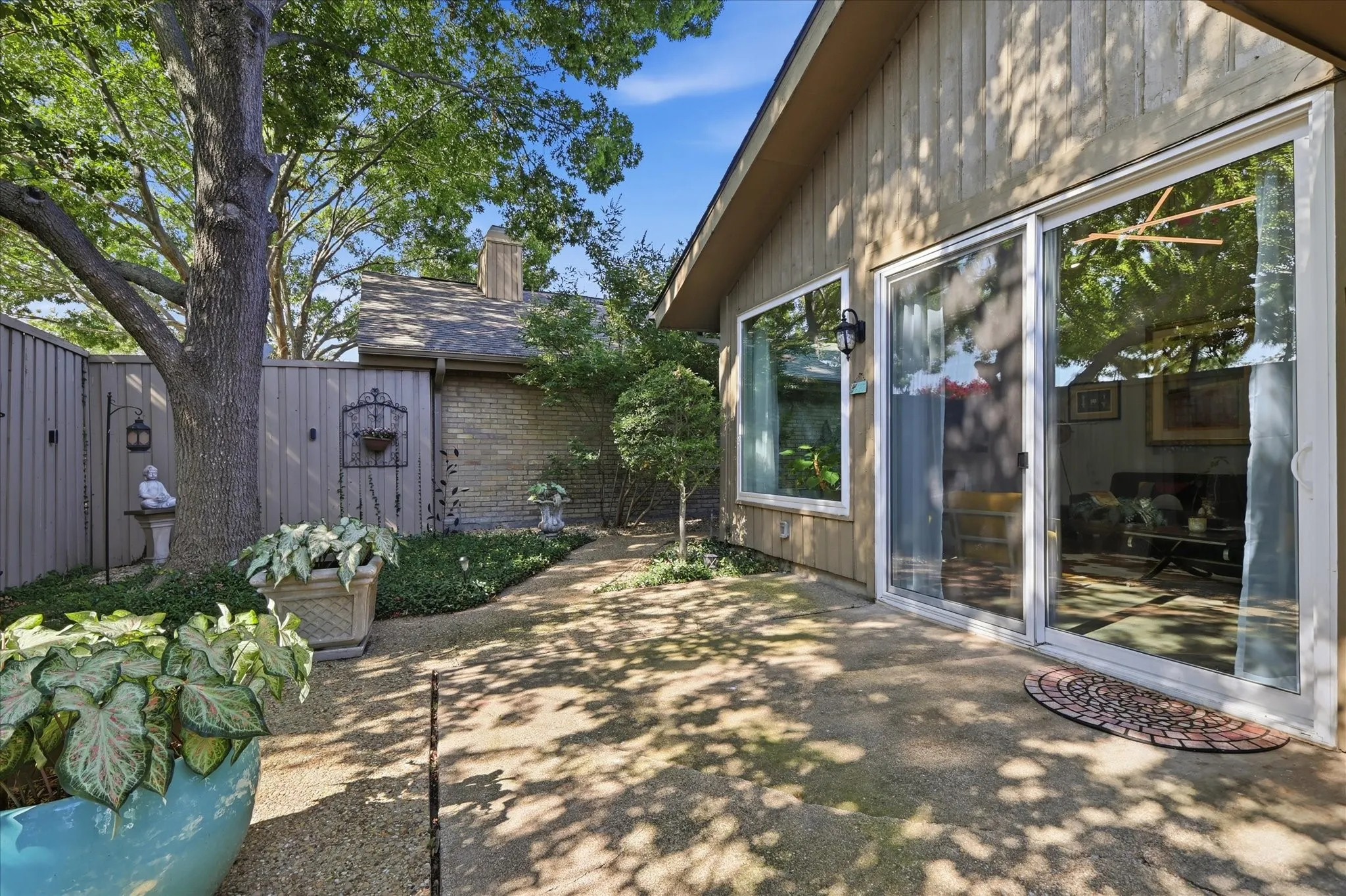 Single Family Residence For Sale in Dallas County , 15614 Ranchita Drive, Dallas, Texas 75248, 2 Bedroom, 2 Bathroom, 2 Garage spaces, 2,184 Sqft, built in 1981, mls#21336137, Real Estate Agent in Dallas, Homes For Sale in Dallas county, Homes For Sale in Dallas, Realtor in Dallas Texas, Real Estate Brokerage Independent Realty Texas, Luminita Cordes Realtor