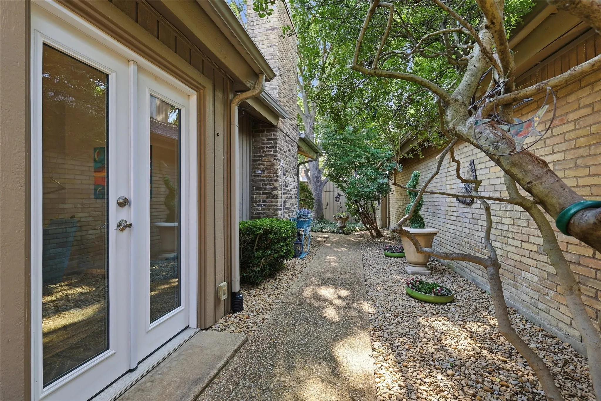 Single Family Residence For Sale in Dallas County , 15614 Ranchita Drive, Dallas, Texas 75248, 2 Bedroom, 2 Bathroom, 2 Garage spaces, 2,184 Sqft, built in 1981, mls#21336137, Real Estate Agent in Dallas, Homes For Sale in Dallas county, Homes For Sale in Dallas, Realtor in Dallas Texas, Real Estate Brokerage Independent Realty Texas, Luminita Cordes Realtor