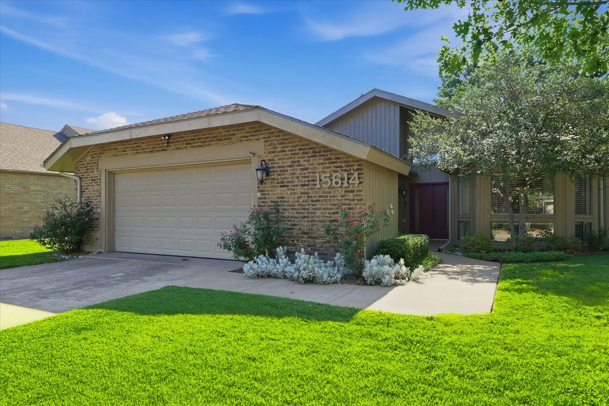Single Family Residence For Sale in Dallas County , 15614 Ranchita Drive, Dallas, Texas 75248, 2 Bedroom, 2 Bathroom, 2 Garage spaces, 2,184 Sqft, built in 1981, mls#21336137, Real Estate Agent in Dallas, Homes For Sale in Dallas county, Homes For Sale in Dallas, Realtor in Dallas Texas, Real Estate Brokerage Independent Realty Texas, Luminita Cordes Realtor