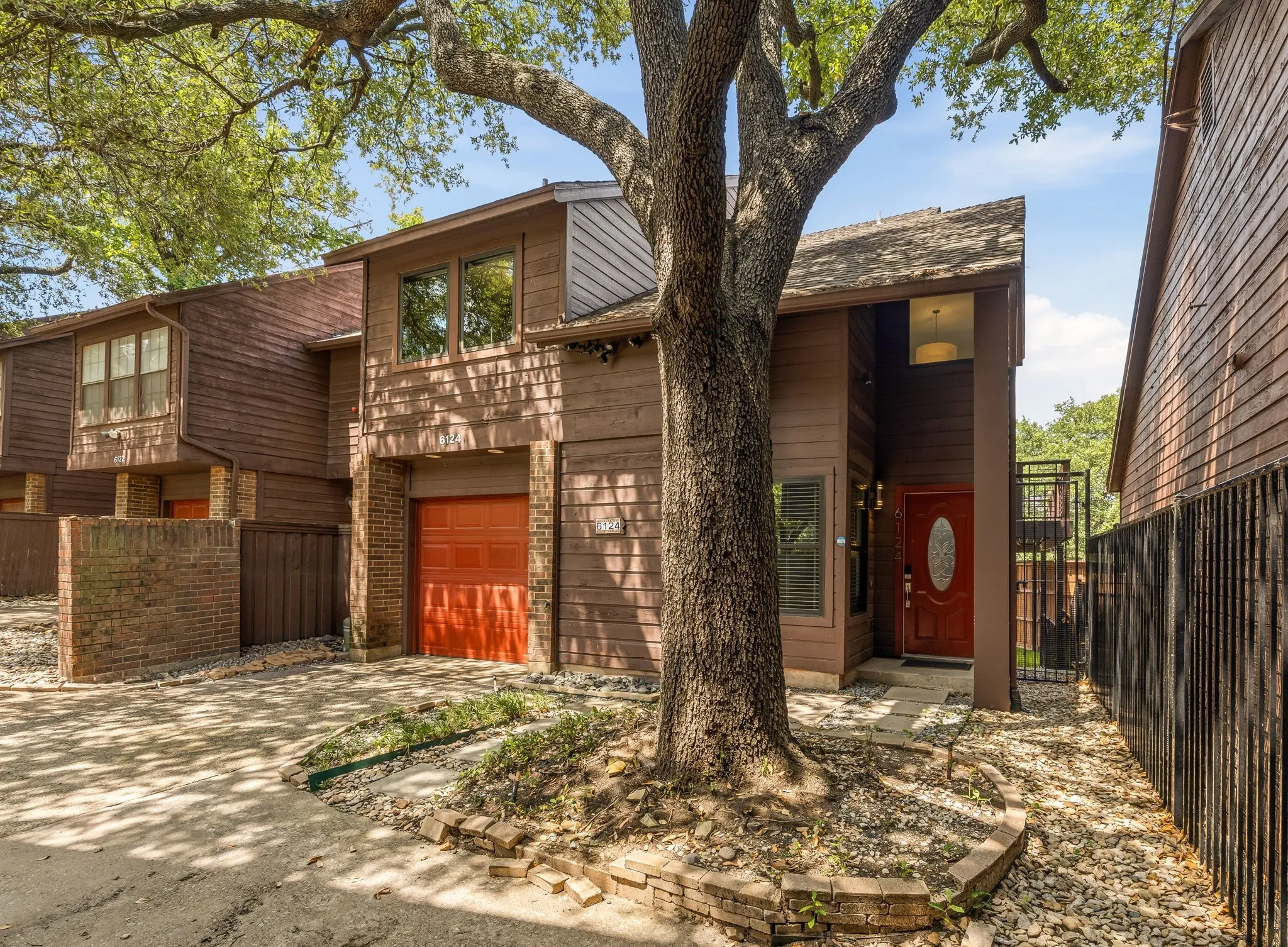 Single Family Residence For Sale in Dallas County , 6124 Summer Creek Circle, Dallas, Texas 75231, 2 Bedroom, 2 Bathroom, 1 Garage spaces, 1,440 Sqft, built in 1980, mls#21340241, Real Estate Agent in Dallas, Homes For Sale in Dallas county, Homes For Sale in Dallas, Realtor in Dallas Texas, Real Estate Brokerage Independent Realty Texas, Luminita Cordes Realtor