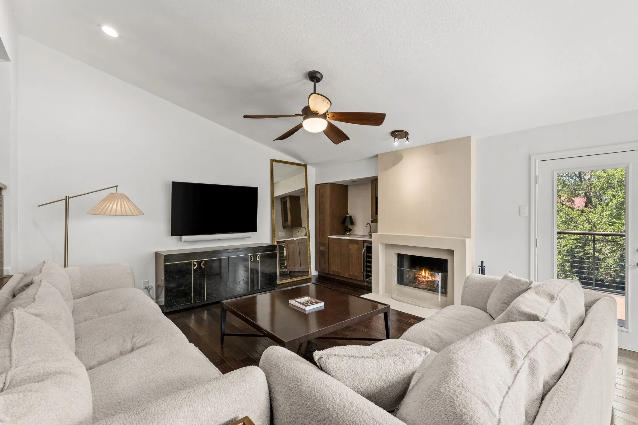 Single Family Residence For Sale in Dallas County , 6124 Summer Creek Circle, Dallas, Texas 75231, 2 Bedroom, 2 Bathroom, 1 Garage spaces, 1,440 Sqft, built in 1980, mls#21340241, Real Estate Agent in Dallas, Homes For Sale in Dallas county, Homes For Sale in Dallas, Realtor in Dallas Texas, Real Estate Brokerage Independent Realty Texas, Luminita Cordes Realtor