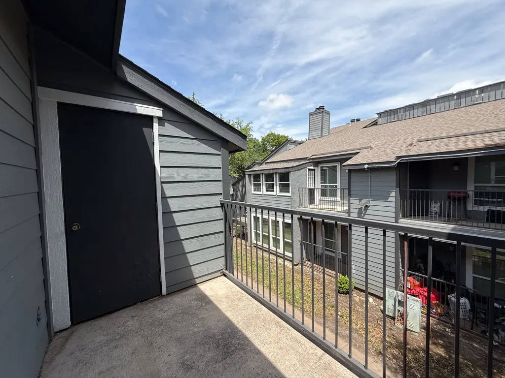 Condominium For Sale in Dallas County , 9696 Walnut Street 2013, Dallas, Texas 75243, 1 Bedroom, 1 Bathroom, Garage spaces, 730 Sqft, built in 1981, Price $55,000, mls#21340503, Real Estate Agent in Dallas, Homes For Sale in Dallas county, Homes For Sale in Dallas, Realtor in Dallas Texas, Real Estate Brokerage Independent Realty Texas, Luminita Cordes Realtor