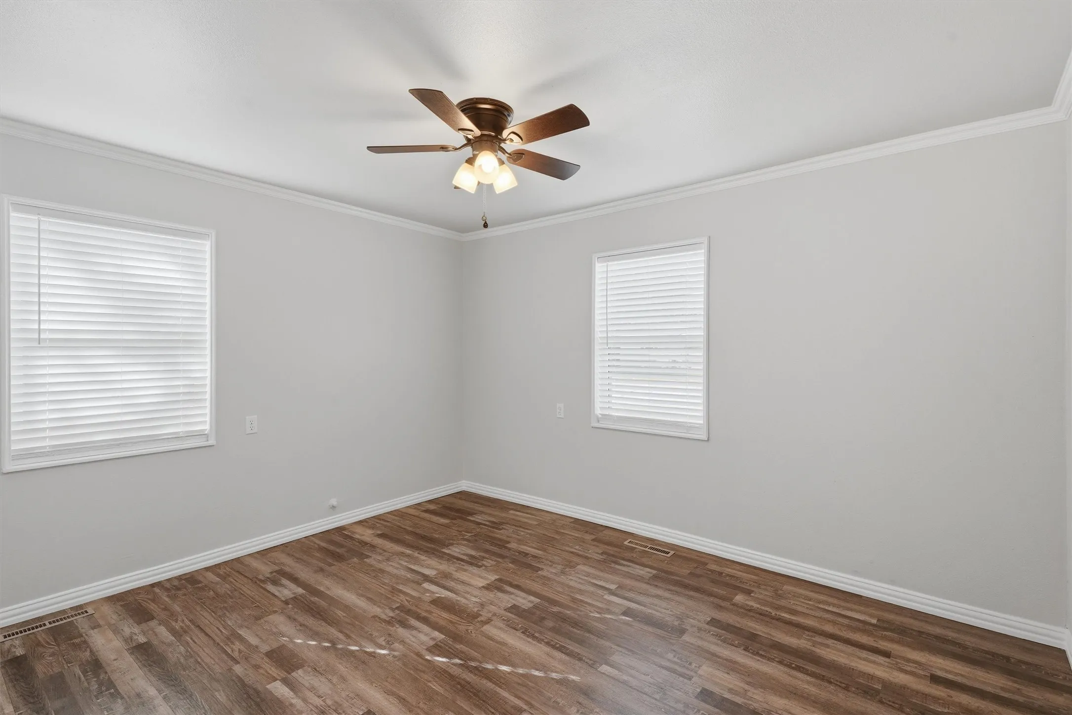 Single Family Residence For Sale in Tarrant County , 6214 Shadydell Drive, Fort Worth, Texas 76135, 2 Bedroom, 1 Bathroom, 1 Garage spaces, 1,008 Sqft, built in 1963, mls#21340506, Real Estate Agent in Fort Worth, Homes For Sale in Tarrant county, Homes For Sale in Fort Worth, Realtor in Fort Worth Texas, Real Estate Brokerage Independent Realty Texas, Luminita Cordes Realtor