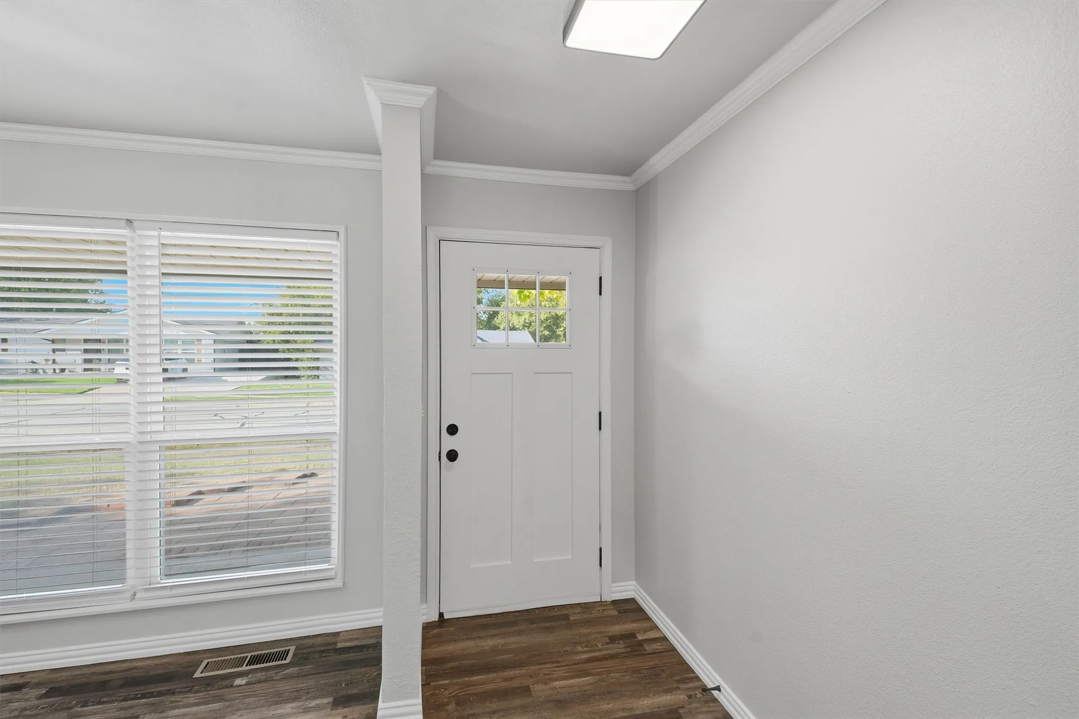Single Family Residence For Sale in Tarrant County , 6214 Shadydell Drive, Fort Worth, Texas 76135, 2 Bedroom, 1 Bathroom, 1 Garage spaces, 1,008 Sqft, built in 1963, mls#21340506, Real Estate Agent in Fort Worth, Homes For Sale in Tarrant county, Homes For Sale in Fort Worth, Realtor in Fort Worth Texas, Real Estate Brokerage Independent Realty Texas, Luminita Cordes Realtor