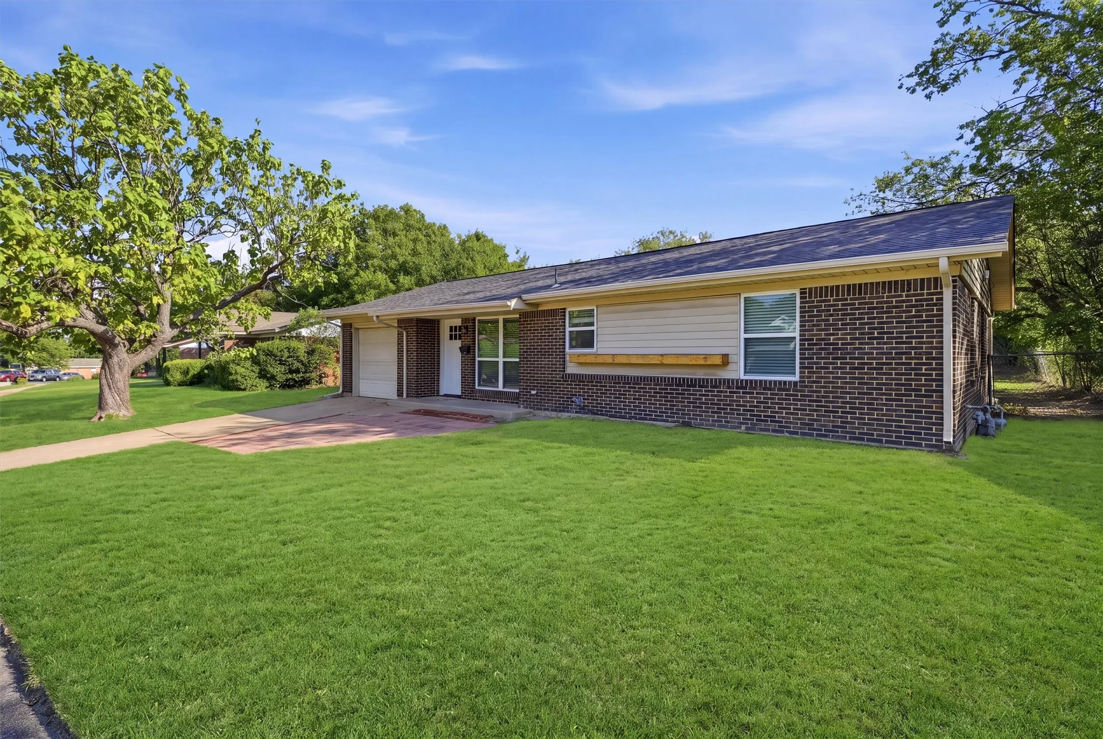 Single Family Residence For Sale in Tarrant County , 6214 Shadydell Drive, Fort Worth, Texas 76135, 2 Bedroom, 1 Bathroom, 1 Garage spaces, 1,008 Sqft, built in 1963, mls#21340506, Real Estate Agent in Fort Worth, Homes For Sale in Tarrant county, Homes For Sale in Fort Worth, Realtor in Fort Worth Texas, Real Estate Brokerage Independent Realty Texas, Luminita Cordes Realtor