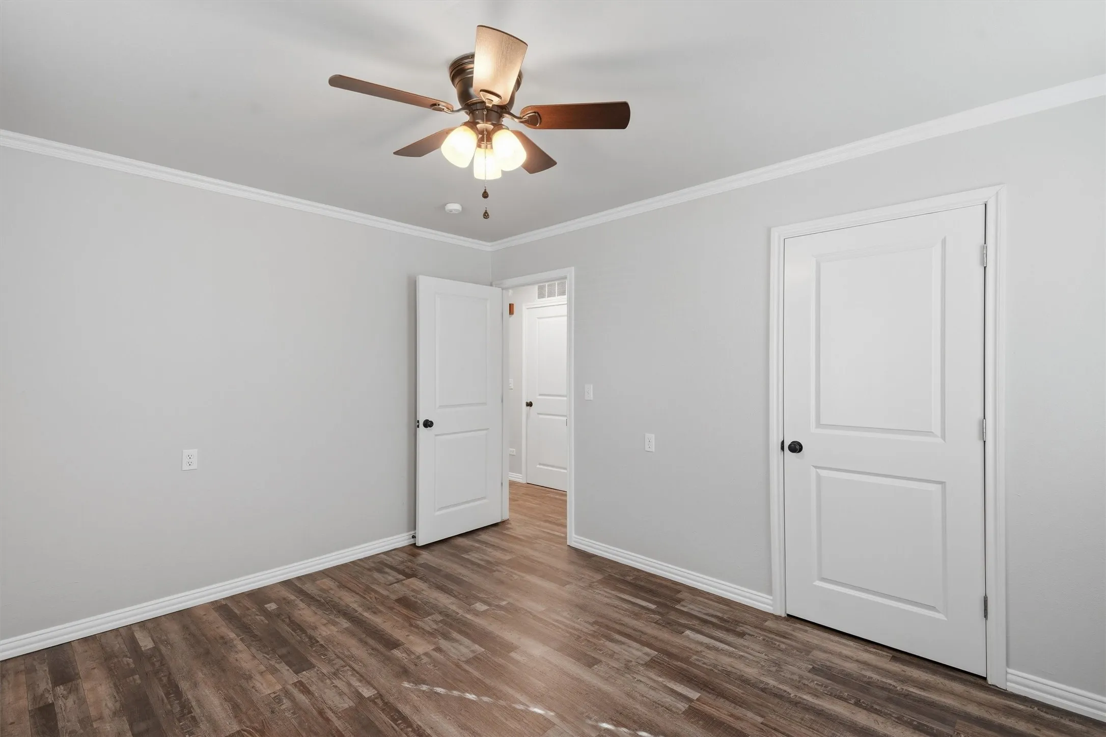 Single Family Residence For Sale in Tarrant County , 6214 Shadydell Drive, Fort Worth, Texas 76135, 2 Bedroom, 1 Bathroom, 1 Garage spaces, 1,008 Sqft, built in 1963, mls#21340506, Real Estate Agent in Fort Worth, Homes For Sale in Tarrant county, Homes For Sale in Fort Worth, Realtor in Fort Worth Texas, Real Estate Brokerage Independent Realty Texas, Luminita Cordes Realtor