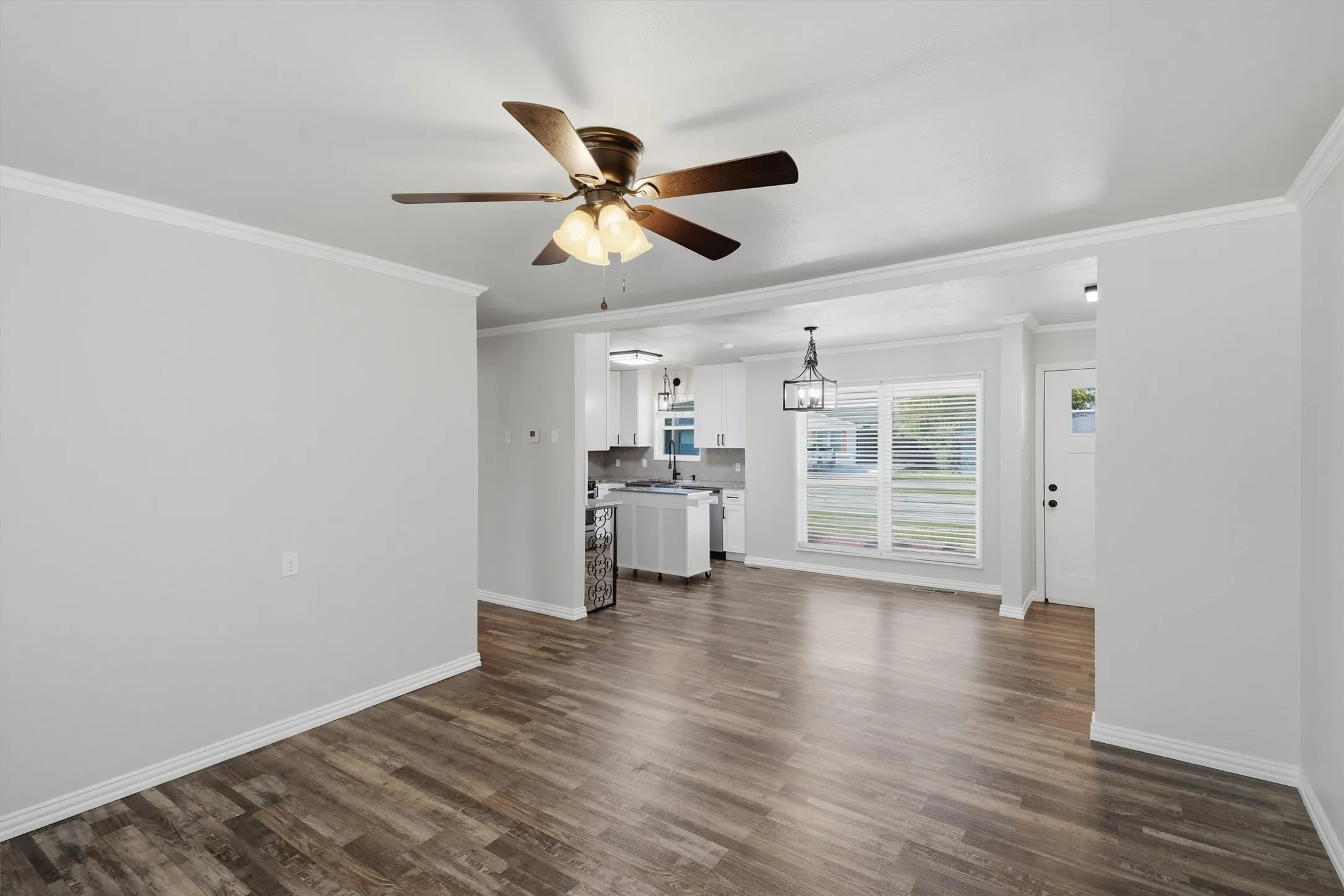 Single Family Residence For Sale in Tarrant County , 6214 Shadydell Drive, Fort Worth, Texas 76135, 2 Bedroom, 1 Bathroom, 1 Garage spaces, 1,008 Sqft, built in 1963, mls#21340506, Real Estate Agent in Fort Worth, Homes For Sale in Tarrant county, Homes For Sale in Fort Worth, Realtor in Fort Worth Texas, Real Estate Brokerage Independent Realty Texas, Luminita Cordes Realtor