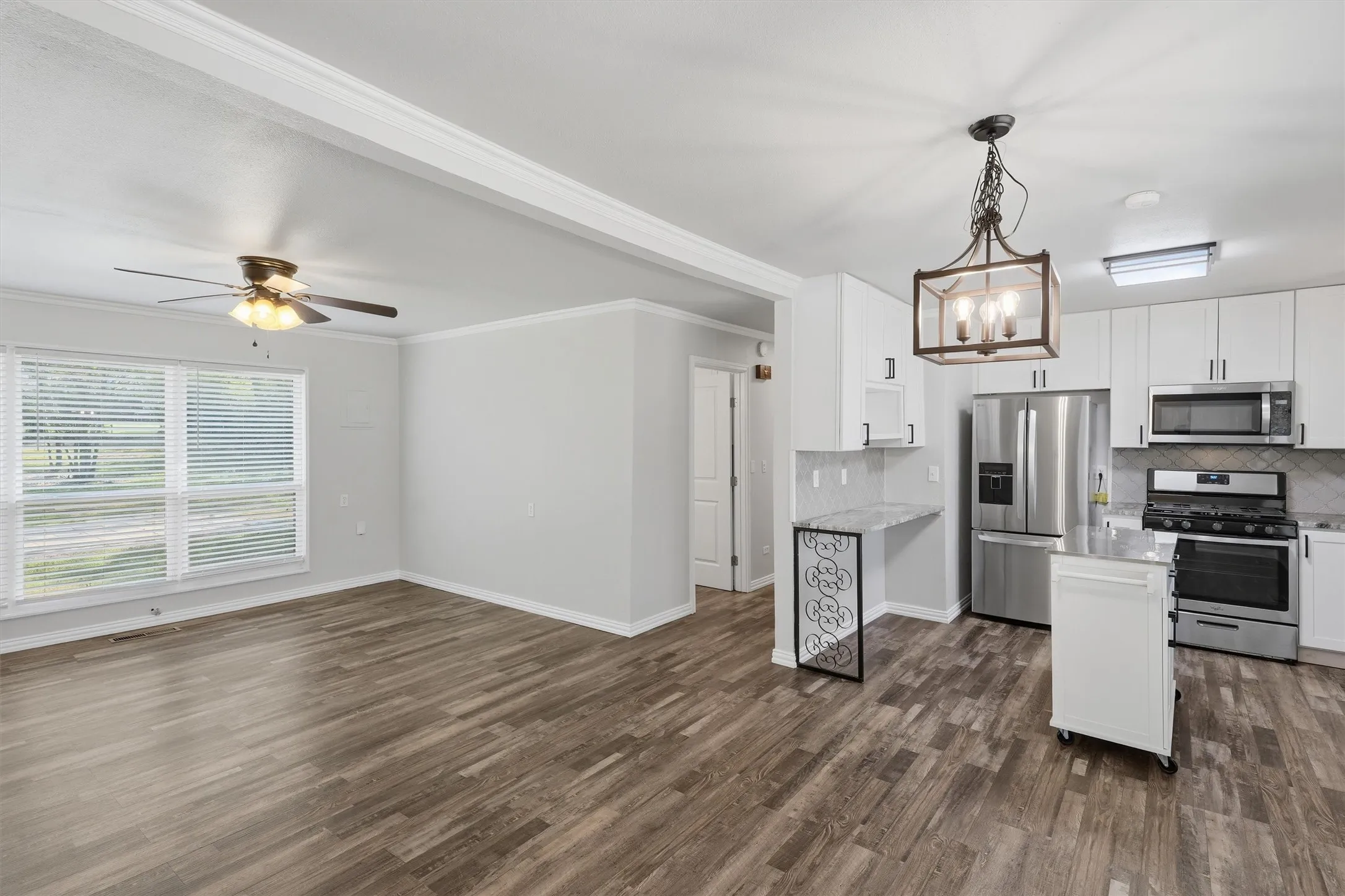 Single Family Residence For Sale in Tarrant County , 6214 Shadydell Drive, Fort Worth, Texas 76135, 2 Bedroom, 1 Bathroom, 1 Garage spaces, 1,008 Sqft, built in 1963, mls#21340506, Real Estate Agent in Fort Worth, Homes For Sale in Tarrant county, Homes For Sale in Fort Worth, Realtor in Fort Worth Texas, Real Estate Brokerage Independent Realty Texas, Luminita Cordes Realtor