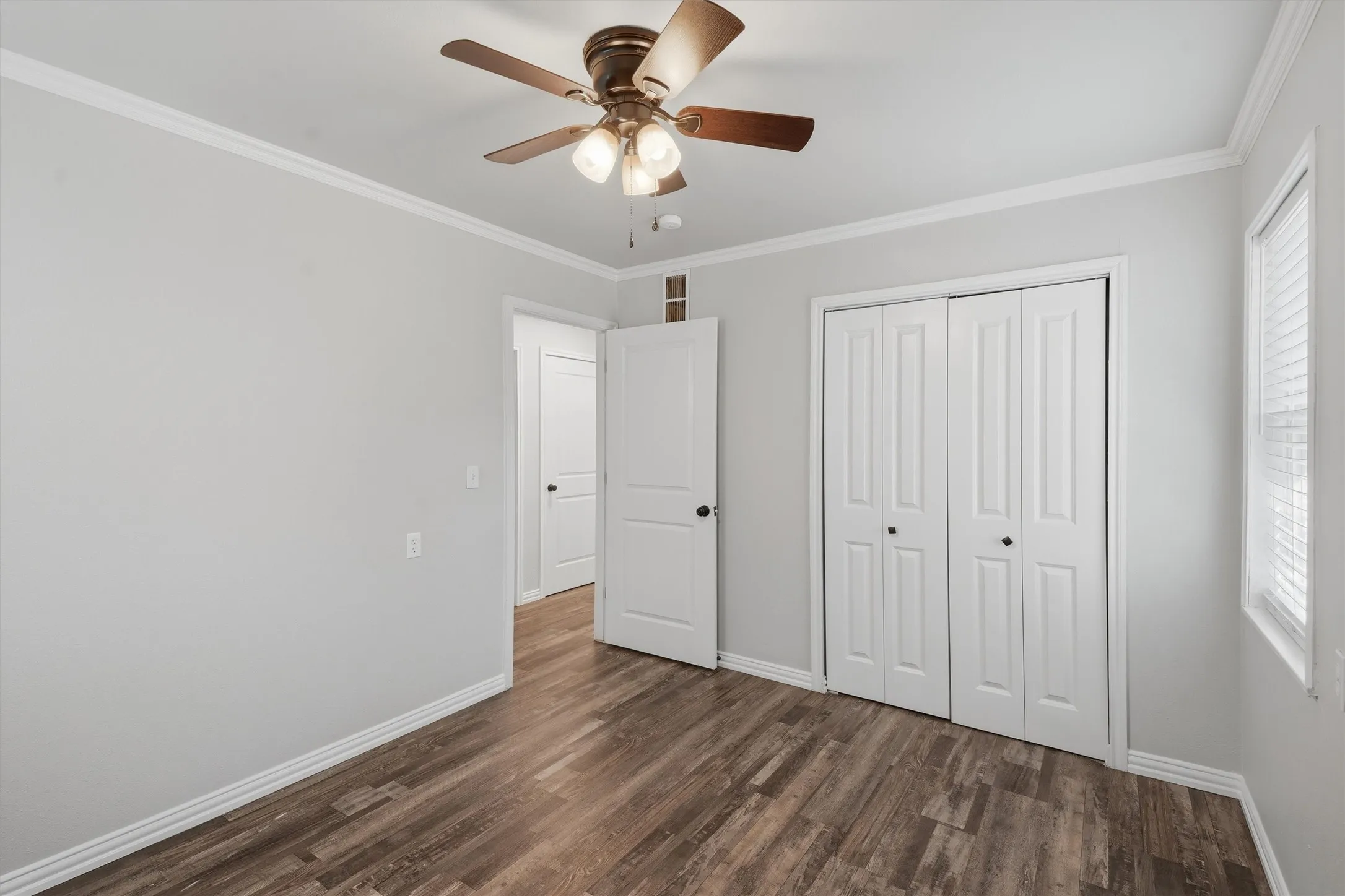 Single Family Residence For Sale in Tarrant County , 6214 Shadydell Drive, Fort Worth, Texas 76135, 2 Bedroom, 1 Bathroom, 1 Garage spaces, 1,008 Sqft, built in 1963, mls#21340506, Real Estate Agent in Fort Worth, Homes For Sale in Tarrant county, Homes For Sale in Fort Worth, Realtor in Fort Worth Texas, Real Estate Brokerage Independent Realty Texas, Luminita Cordes Realtor